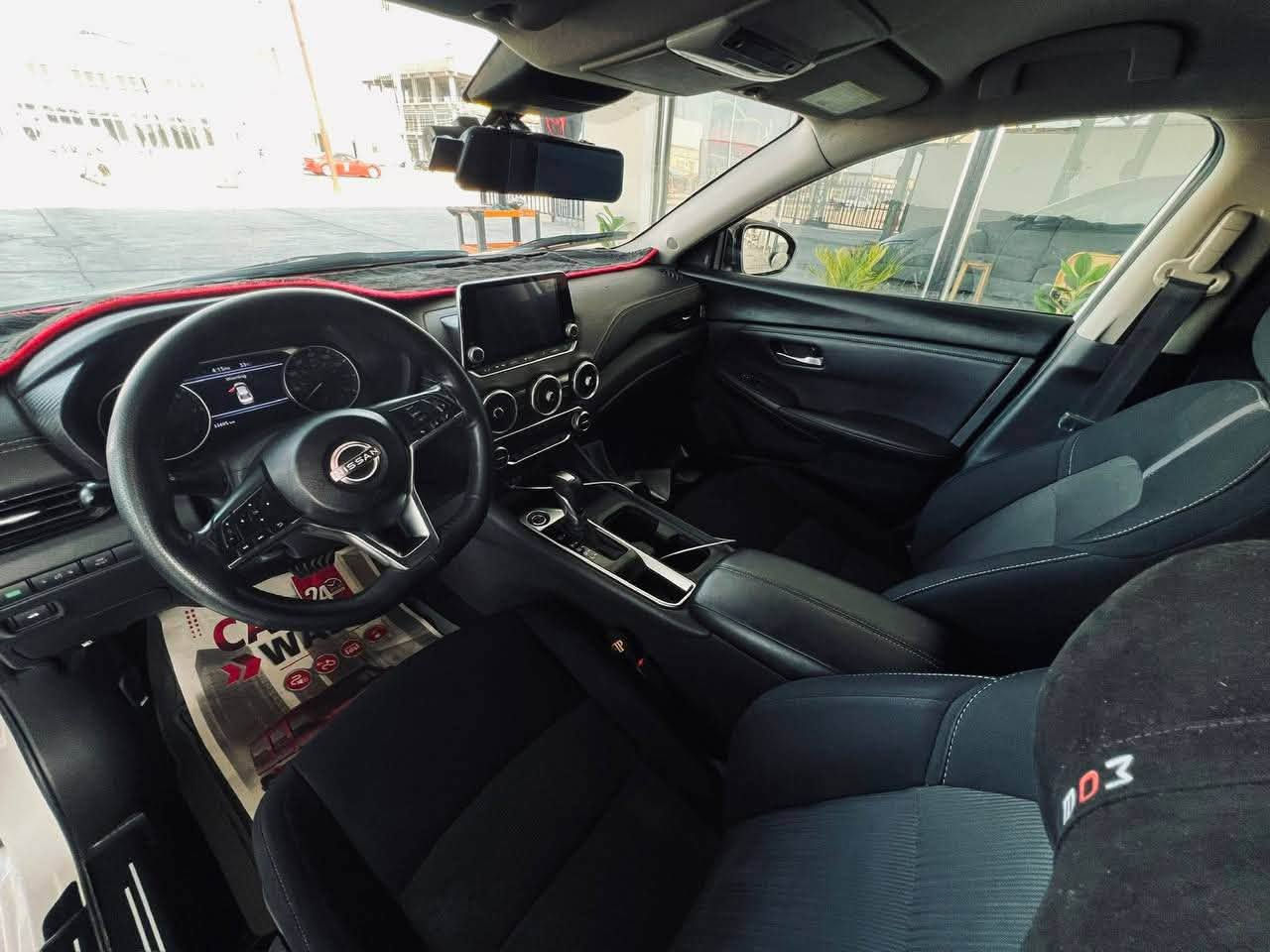 نيسان سينترا SV 2024
4 سلندر  2.0 لتر (DOHC)
 Xtronic CVT  
 .تشغيل ذكي مع خاصية التشغيل عن بُعد 
 .نظام (Idle Stop/Start) الذكي لإطفاء المحرك تلقائياً عند التوقف لتوفير البنزين.
 .رادارات أمامية وحساسات خلفية.
 .شاشة 8 بوصة (Apple CarPlay & Android Auto).
 .شاشة معلومات رقمية في لوحة العدادات مقاس 7 بوصة لعرض كفاءة القيادة والتنبيهات (Advanced Driver Assist Display).  
 .مقاعد قماش مخمل فاخر 
. مقود D shape بتحكم كامل (مثبت سرعة، تحكم بالصوت، والرد على المكالمات).
 .منافذ شحن (USB Type-C و USB )  
 .نظام نقطة العمياء  
 .رادار الفرملة التلقائية 
(Automatic Emergency Braking).
 .تنبيه حركة المرور الخلفية 
(Rear Cross Traffic Alert).
 .نظام التحذير من الخروج عن المسار 

 ماشية (33 الف كيلومتر)
مكان تواجد السيارة: الديوانية
 السعر : 158 قابل للتفاوض 
 رقم الهاتف للتواصل: ***********
((بيع او مراوس بأحدث مع فرق))
