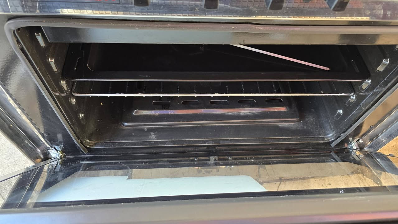 من رخصه الأدمن طباخ فريش مصري جديد بالجيس استعمال اقل من شهر استعمال بمكتب مال شركه يعني الفرن مامشتغل اصلن فرق عن الجديد بس الكارتون سعره ٣٥٠الف الشراي يتصل *********** ***********
