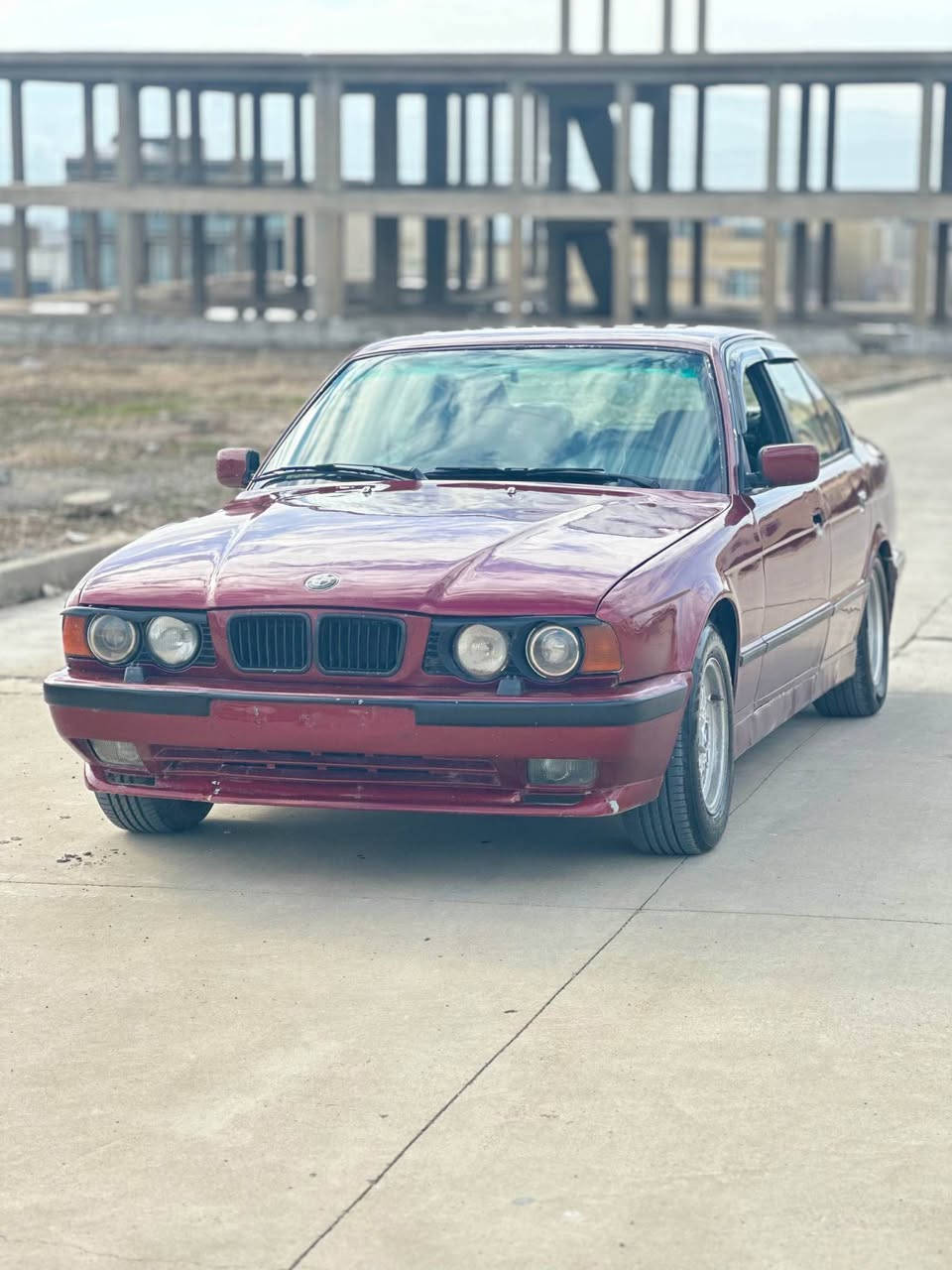 ‎ بیئم ٥٢٥گیرعادی مۆدێل ١٩٩١
سەیارەکە زور خاوێنو جوانە 
٤جام کارەبا  
تایەی نوێی لەسەرە
‎پێشو پشتی تازە تەعمیر کراوە 
‎تاخم لایتی نوێی لەسەرە 
‎هەمو گیانی کراوە بە ٩٥ 
‎گێرو مەکینەی زورپاکە سەحبێکی زور خوشی هەیە سعریشی ٣٣وەرەقەو توزێ مەجال ژمارە موبایل (***********)
‎شوێن سلیمانی السليمانية, العراق
