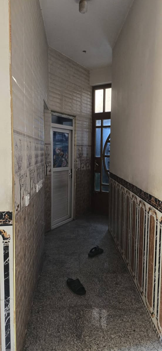 التفاصيل
ييت للبيع مساحه ٢١٢ متر 
استقبال كبير 
مطبخ حار + بارد 
صاله كبيره جدا 
غرف نوم عدد ٦
حمامات ٥
سطحين من جهتين 
الكماليه شارع المصرف _ عماره القريشي/قرب القابله ام محمد 
للتفاصيل اكثر والسعر الاتصال على الرقم ***********
