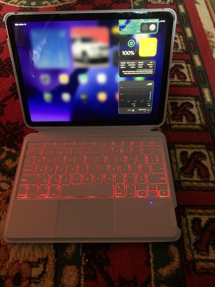 السلام عليكم
كيبور وحافظه بنفس الوقت ايباد حجم 11 انش  وينفصل مغناطيس ضوئي بلوتوث جديد السعر 20  نهايته يتركب للايباد 11 العادي وآلاير والبرو

بغداد الدوره***********
