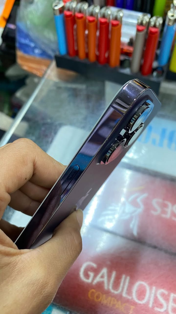 السلام عليكم 14 برو ماكس 
ذ 256
بطاريه 85
مبدل بس شاشه نوعيه زينه بس مو وكاله
كلشي شغال فيس إيدي سماعات كله شغال
السعر مليون وبي مجال بسيط كلش
مكاني بغداد 
رقم ***********
