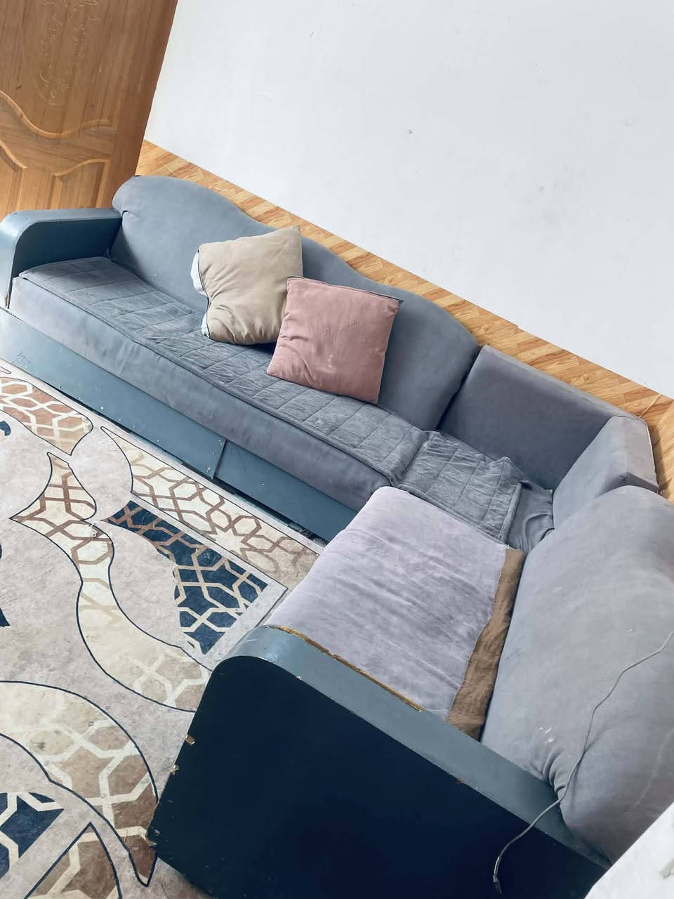 السلام عليكم ديوان  للبيع 9 مقاعد مع ميز المكان البحياة سعر 175 الاتصال ***********
