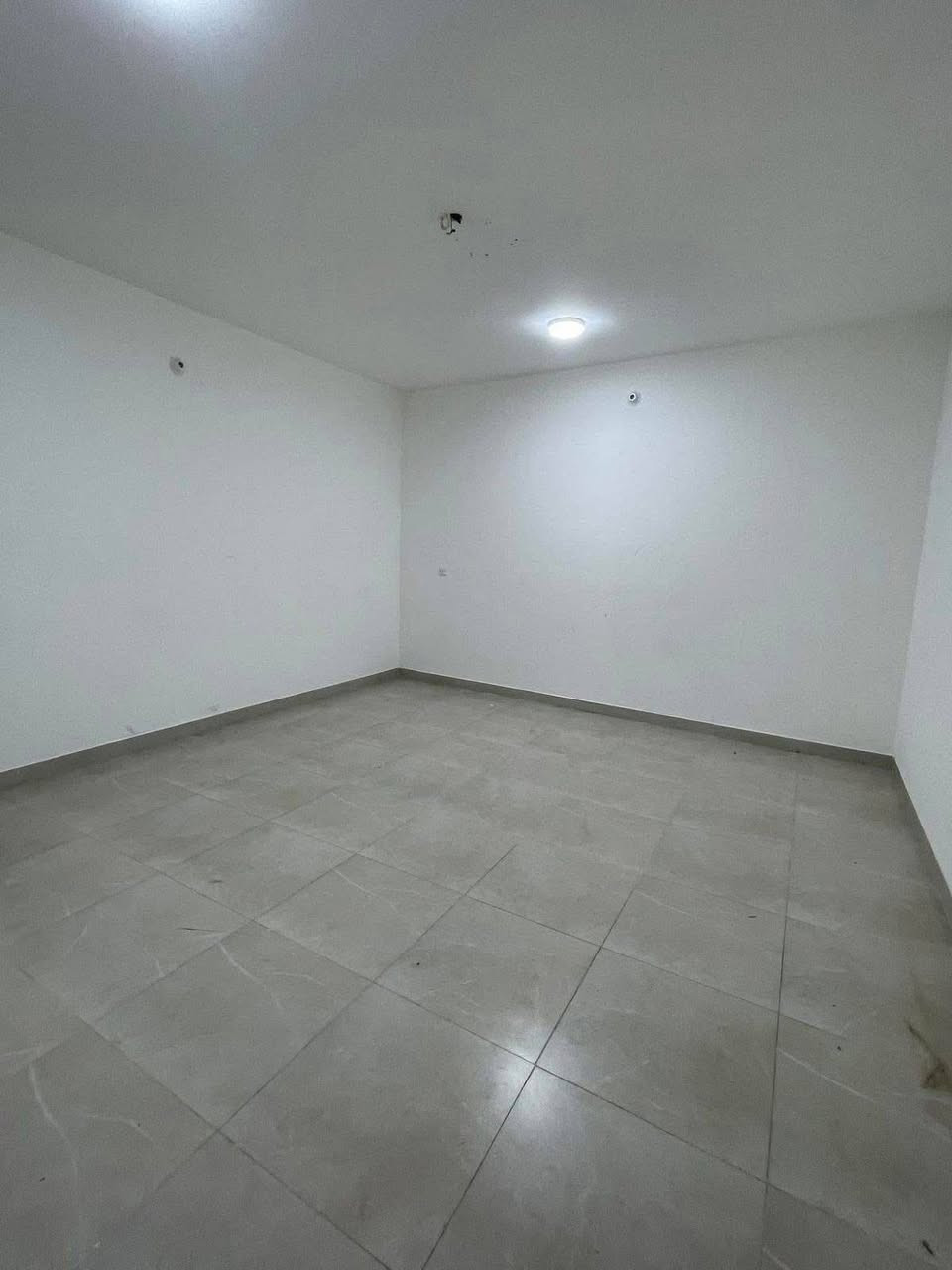 للأيجار مشتمل طابق ارضي مودرن مساحه 250 م #السيديه
(معزول عزل تام )🔱🔱

يحتوي على2 نوم وصاله ومطبخ وهول حولي وخدمات عدد 2 والصاله سويت + كراج سياره كبير 📍🔱

* يحتوي المشتمل على مدخلين ✅

الموقع السيديه مربع الاقتصادين📍

الأيجار مليون قفل 🔒🔒
_______________________________________
للأستفسار اكثر تفضلو بزياره مكتب الطائي للعقار 💎
السيديه شارع المركز عماره عالم الجوكر ✔️

او الأستفسار ع الارقام ادناه 📞↘️↘️ (متوفر واتساب )📌🔛

***********
