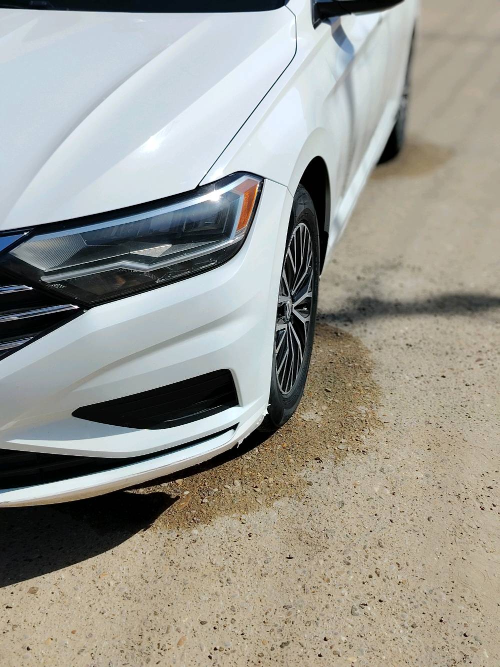 سلام عليكم 🚗 للبيع – Volkswagen Jetta 2021 – لون أبيض لؤلؤي 🚗
متوفر للبيع سيارة فولكس فاجن جيتا موديل 2021، لون أبيض، بحالة ممتازة جداً، استعمال شخصي ومن مالك واحد، محافظة عليها بشكل دقيق.
🔹 سنة الصنع: 2021
🔹 اللون: أبيض لؤلؤي
🔹 ناقل حركة: أوتوماتيك Tiptronic
🔹 نوع المحرك: 4 سلندر تيربو – اقتصادي وقوي بالأداء
🔹 نظام دفع أمامي
🔹 صرفية وقود ممتازة ومناسبة للاستخدام اليومي
المواصفات والتجهيزات:
✔ شاشة معلومات وترفيه تعمل باللمس
✔ نظام بلوتوث + USB + Apple CarPlay / Android Auto
✔ كاميرا خلفية مع حساسات
✔ مثبت سرعة
✔ تحكم بالمقود (ستيرن)
✔ نظام مانع انزلاق وثبات إلكتروني
✔ وسائد هوائية متعددة
✔ تكييف ممتاز جداً
✔ جنوط أصلية
✔ إطارات بحالة جيدة
السيارة خالية من الحوادث المؤثرة، شرط الفحص بالكامل، الهيكل والشاصي سليم.
لا تحتاج أي مصروف، جاهزة للاستخدام فوراً.
السعر قابل للتفاوض بالمعقول للجادين فقط.
للاستفسار والمعاينة يرجى التواصل على الخاص.