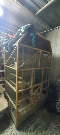 قفص طيور وبلابل للبيع السعر ١٠٠ ألف وبيه مجال الاستفسار على الرقم ٠٧٧٠...