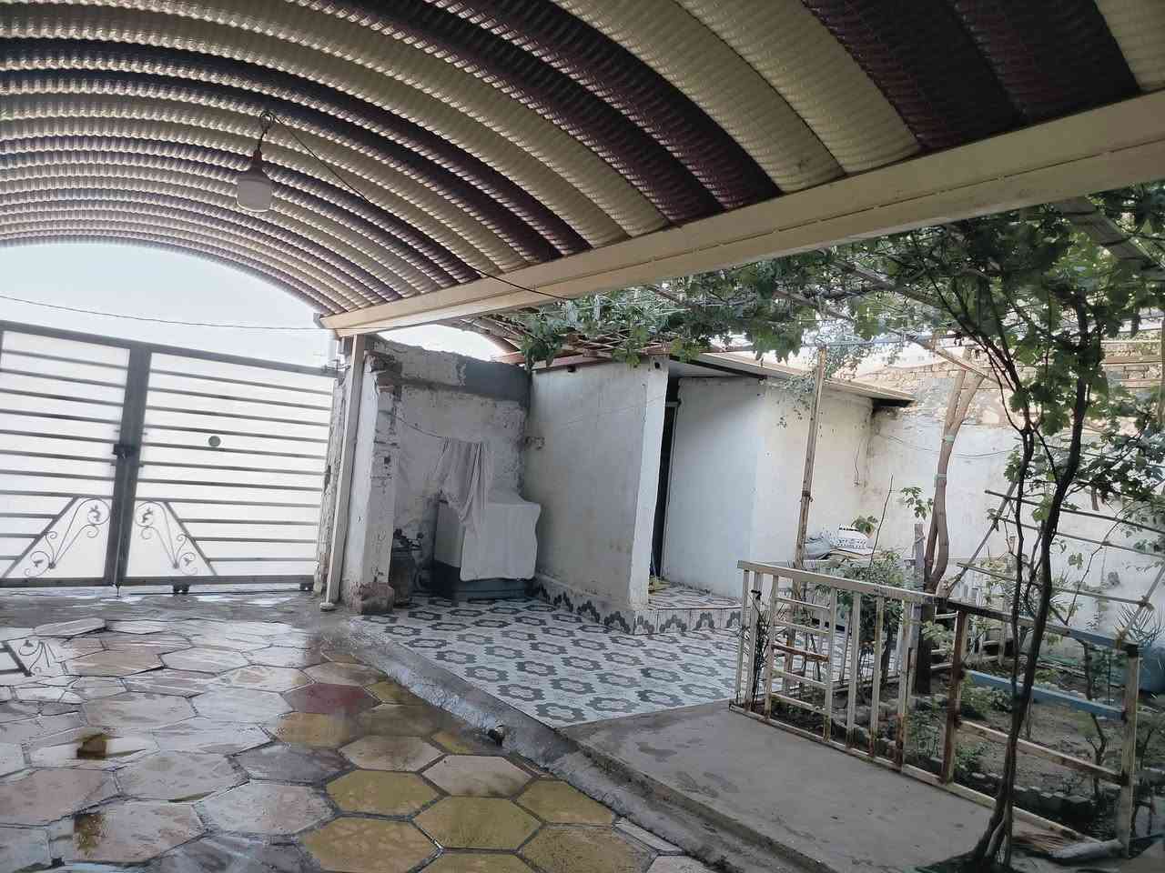 سلام عليكم بيت للبيع مساحه220 في الديوانية حي العسكري شارع60 يتكون البيت من 3 غرف نوم وصاله كبيره واستقبال وصحيات خارجيه وحديقه وكراج سياره وعلى شارع رئيسي تبليط ومقابل مدرسه الورده البيضاء الاستفسار اكثر ع الرقم ***********
