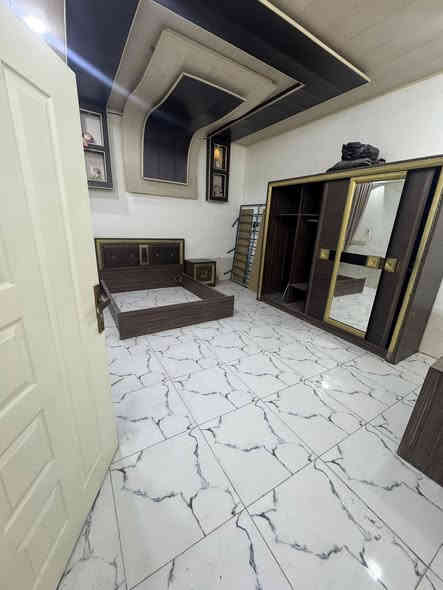 السلام عليكم 
بيت للايجار مؤثث وجاهز للسكن 
الموقع / التقيه الثالثه 
المساحة ٢٠٠م 
يحتوي ع 
غرفة نوم مؤثثة غرفة + سبلت
صالة تحتوي ع سبلت 
مطبخ مؤثث كاونتر +سبلت+ طباخ 
استقبال تحتوي ع تخم قنفات + سبلت 
مجمع صحيات خارجي وداخلي 
للاستفسار الاتصال /***********مصطفى اياد
