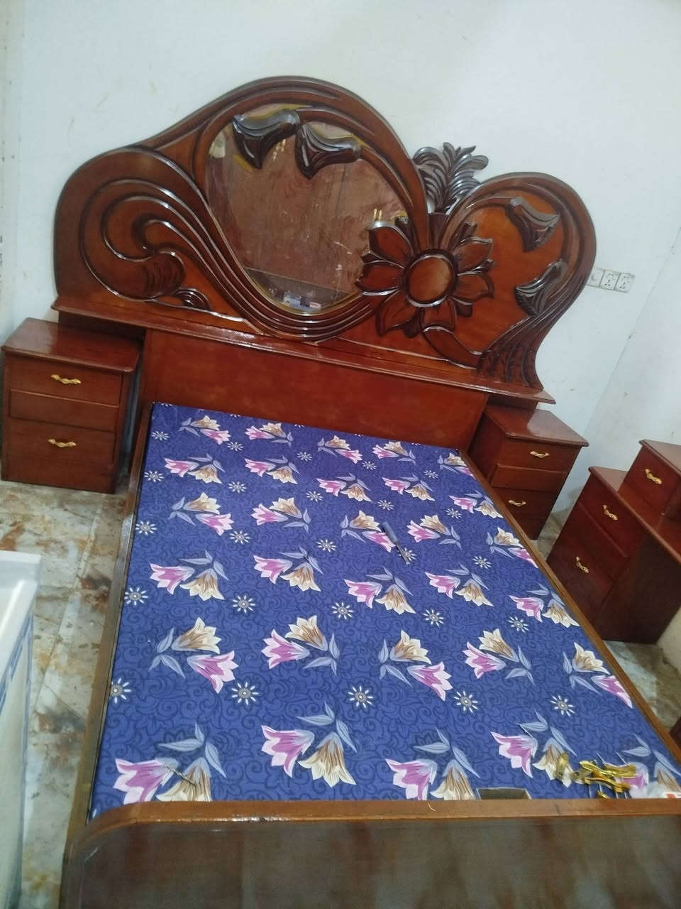 غرفه أم سته مستخدمه 
للبيع سعر 650 وبي مجال 
العنوان العزه القديمة 
***********
