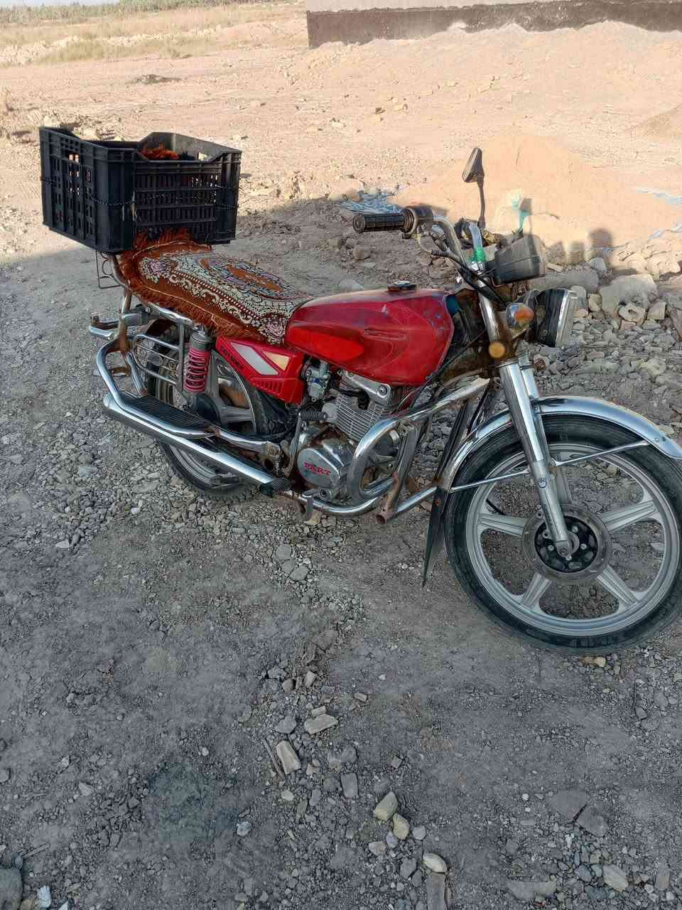 دراجه للبيع مكان محاويل ناحية الامام 
تشتغل هندر اوراق اصواليه كامله 
السعر ٣٠٠ الف وبيه مجال
***********
