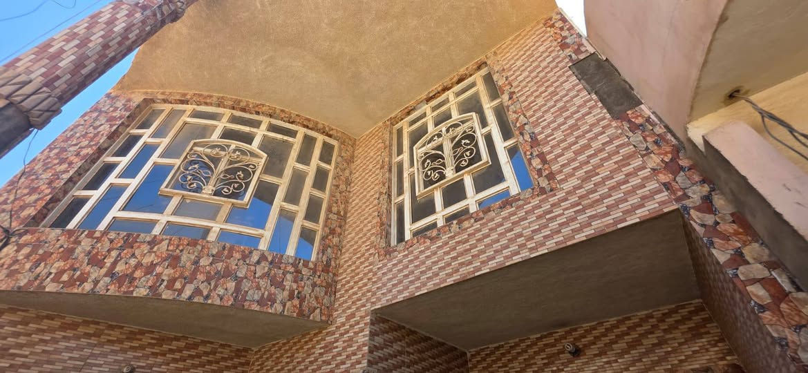 دار  لببيع  مساحه  150م الاساس  صب  البناء  طابوك  السقف  صب  طابقين  يحتوي على 4غرف  وصاله  وستقبال  ومطبخ  وصحيات  داخليه  وخلرجيه  الدار  جاهز  فول  شارع  المطار  القديم  للسعر  خاص  الاستفسار  ابى الرقم  ***********
