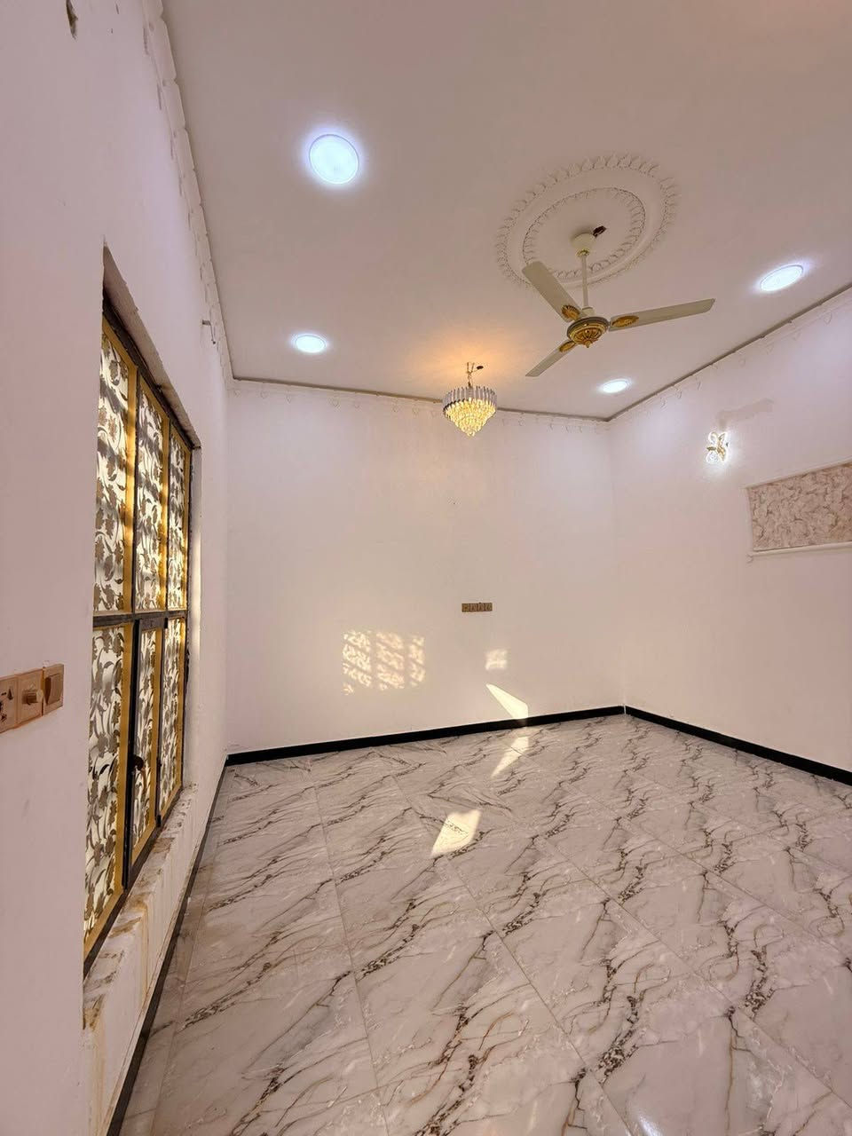 #سلام عليكم وسعد الله أوقاتكم 👋⁉️

دار سكن للبيع بناء حديث 
فارغ و جاهز للسكن 

المساحه 240 متر على شارع تبليط 11 متر و كافه الخدمات متوفره 

يحتوي البيت على ثلاث 3️⃣ غرف نوم و ديوان 
و مطبخ 
و صاله و صحيات داخلي 
و خارجي 
و مناور عدد 2
و كراج سياره بيت كلش مرتب

#العنوان بصره أبي الخصيب قرب المحكمه الجديده موقع راقي و مرتب 

طابو ملك صرف زراعي بأسم عراقي راعي لارض موجود نفس المنطقه 
تكعد ويا مباشرتاً

السعر 120. و بي مجال 
لتواصل *********** ابو ملاك البصرة, العراق
