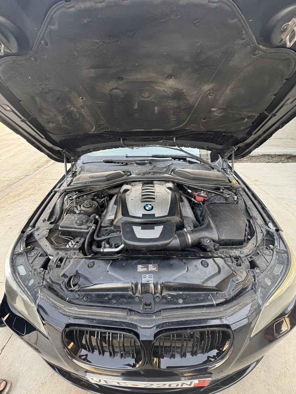 BMW e60 550i بڕاوە
پشتوو  پێش  کراوە بە  M 
ناو جڵدی ڕەش  
تەبرید مەرکەزی 
سڵایت
حاسەی پشتوو پێش 
شاشە گەورە 
کامل سێرفز کراوە 
گێڕوو مەکەینەوو تەقەوو ڕەقە بەشەرت  
دنک  دووکەڵی  نیە
دوو تایەیی  دواوە  تایلەندی  حەفتەیەکە بۆی بەسراوە 
ویلەکانی  لۆکن  لەناوو کارتۆن بۆم دەر کرد
ڕەنگی  نیلی  دەعامی بۆ دەعامی بەشەرت  
***********
