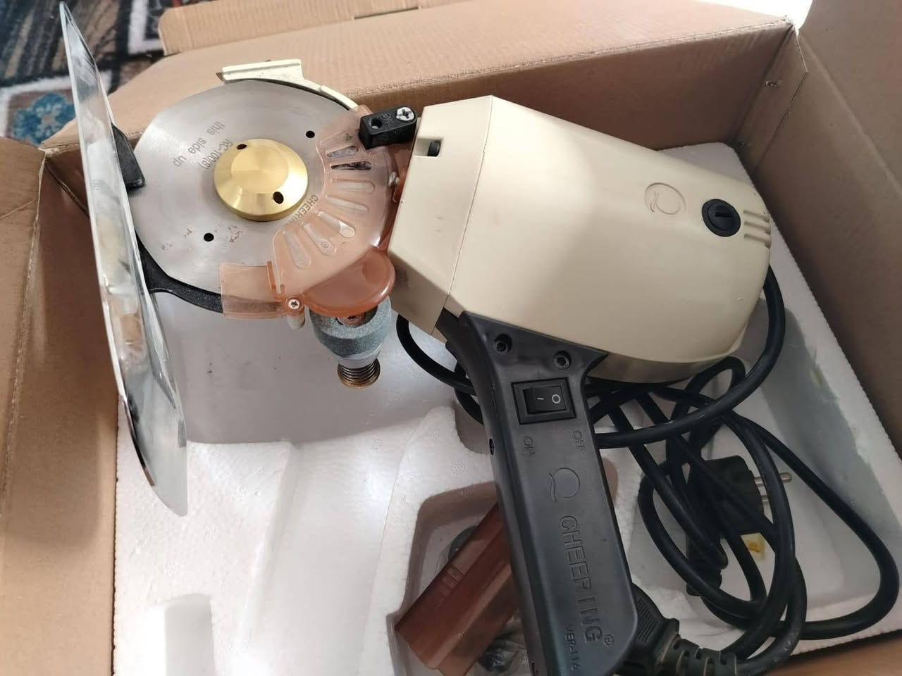 سلام عليكم.   مكينه. اوفر.  جديده.  السعر. 300
مكينه بيت الدكمه. 100
مقص كهربائي.75
  للاتصال ***********. مكلف بلنشر
