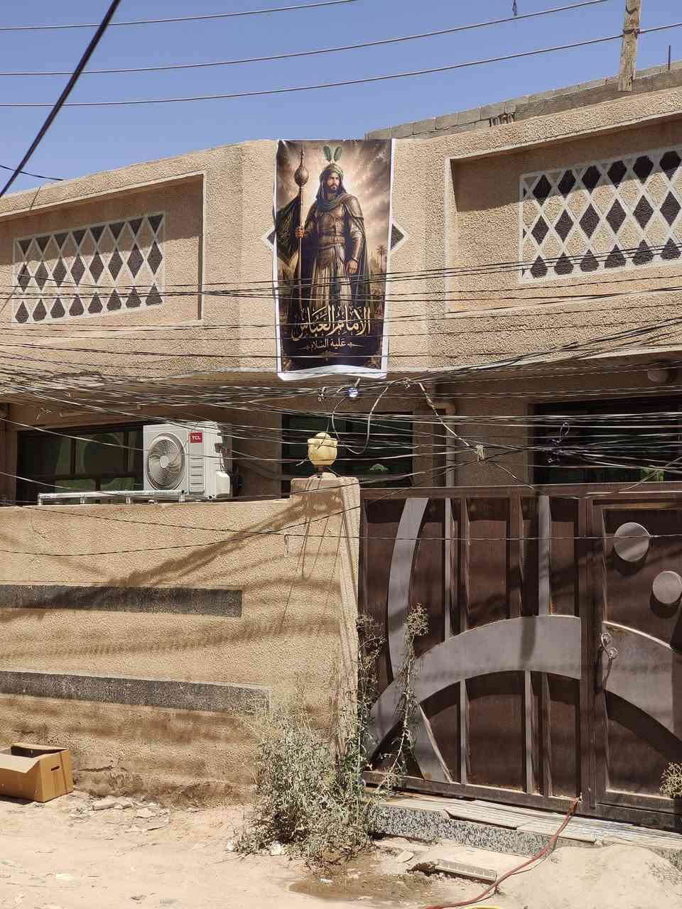 السلام عليكم/ بيت للبيع مكانه في كنطرة السلام شارع المدرسي قرب الركن على الشارع الرئيسي قريب المصري وقريب على حولي ابومهدي المهندس 
مساحة البيت 100/م واجه 10 نزال 10
للاستفسار الاتصال على الرقم ***********

