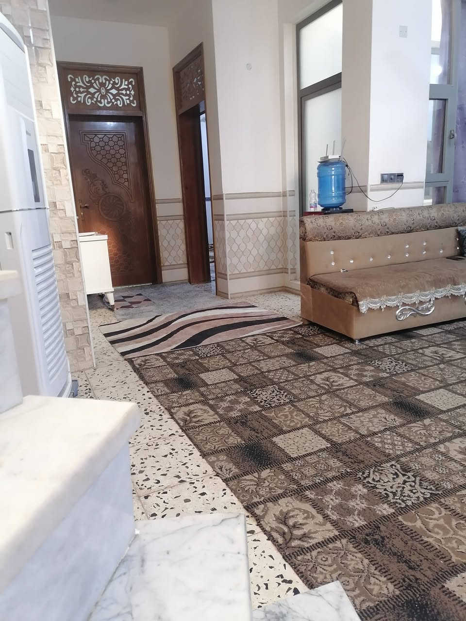 السلام عليكم ورحمه الله وبركاته
متوفر دار للبيع المساحه ٢٠٠ م طابو زراعي سند ٢٥ طابق واحد يحتوى البيت على غرفتين وصاله ومطبخ كليدور استقبال مجمع صحي للاستفسار اتصل على الرقم ***********
