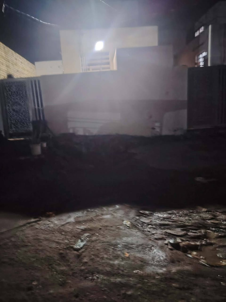 السلام عليكم توفر بيت للبيع بنزله الزراعه قريب على مولده 100متر الواجهيه 5ونزال 20بي غرفة وصاله ومطبخ وبراني وبي تخاريج داخلي وخارجي البيت كله سيراميك الاتصال على الرقم *********** في المشخاب
