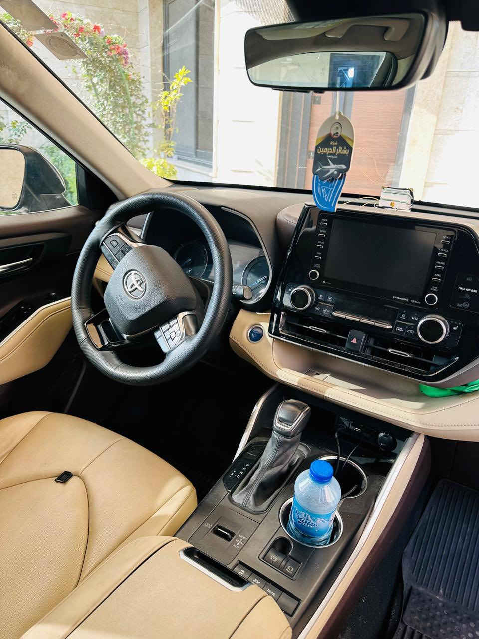 تويوتا هايلاندر هايبرد وارد امريكي الموديل.  21 
فول XLE معروفه المواصفات  
السيارة جديده بعد احله من الصور شرط تجي اشوف ابعينك
رجآ الميشتري لا يعلق ولا يخابر  اراوس اذا لون ابيض هايلاندر فقط ---- بسمي السيارة مكان السيارة بغداد - الامين -
السعر   290 ورقه --- هاتف -
***********
