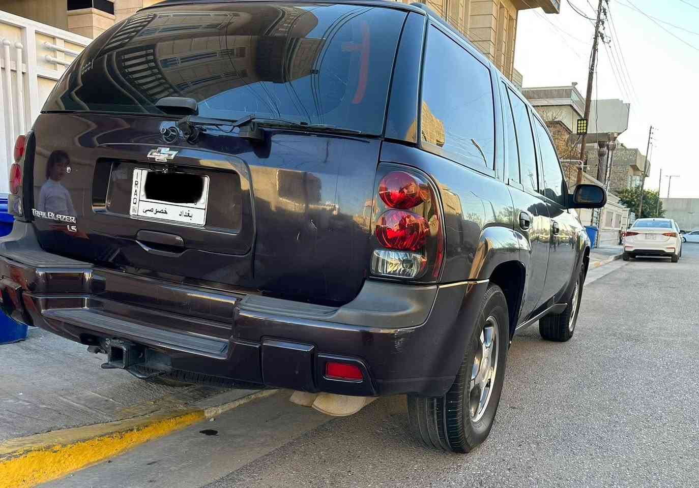 السلام عليكم
بلايزر موديل ٢٠٠٨ 
رقم بغداد سنويه بسمي  وقديمه عندي صارله اكثر من ٣ سنوات بسمي 
السياره نضيفه بيه يمكن قطعتين صبغ 
لون بيتنجاني  
ومكانه بغداد والسعر ٨٦ وبيه مجال قليل 
للاتصال ***********
