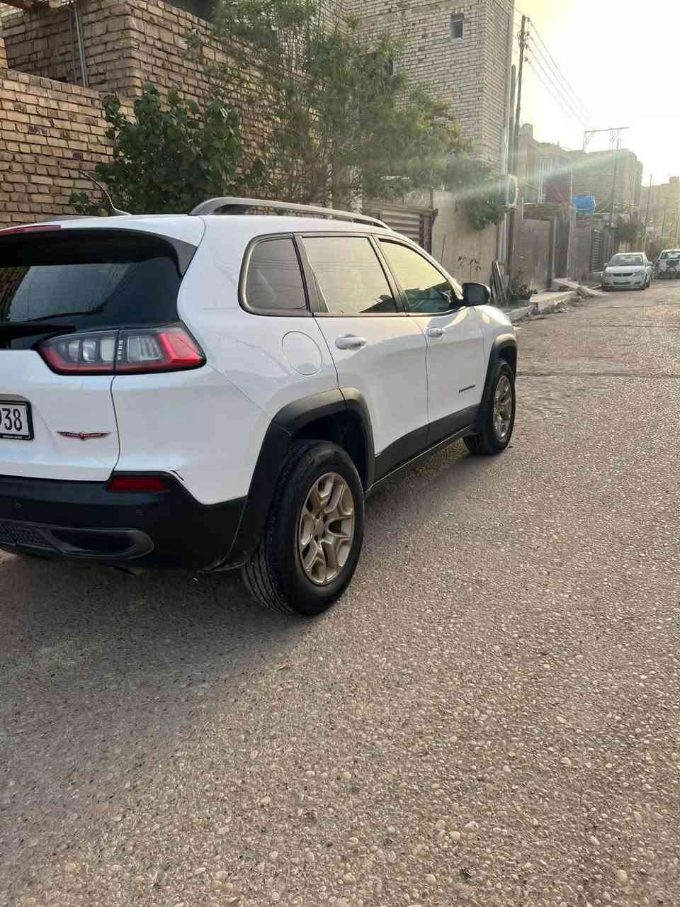 السلام عليكم
جيب شيروكي ترايل هوك 

ابيض موديل 19 

6 سلندر محرك  3200cc

 ماشيه 130 الف كيلو

فول مواصفات

.

رادار زوايه العميه

تعتيم تلقائي

شاشه حجم الكبير

توقف ذاتي مع حساسات 

كشنات جلد 

تدفئة بلكشنات 

كشنات كهرباء 

فور ويل 

تشغيل عن بعد 

رادار جانبي 

حساسات خلفية 

هيترات بلمري

لد نهاري + لايت زنون 

مثبت سرعة 

مضخم صوت 

صندوق كهرباء 

دخول ذكي + ٤ بصمات 

اشاير بالمري 

ترحيب بالمري 

ويل حجم 17

تبريد وتدفئة مناخي منفصل 

السعر و باقي تفاصيل الاتصال

 *********** 

مكان سياره ميسان
