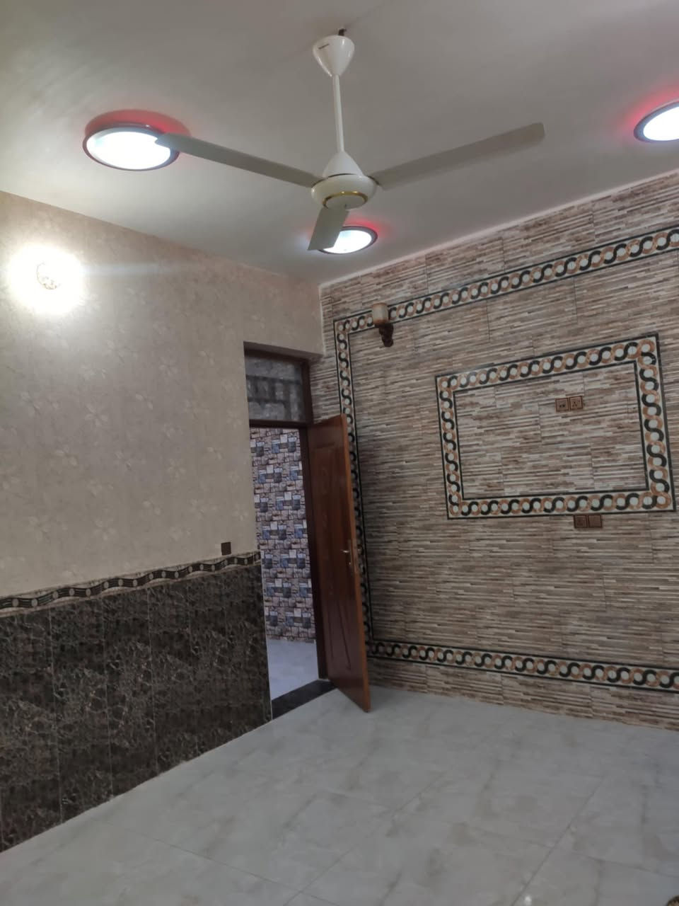 🏡✨ بيت للبيع بسعر جداااً مناسب ✨🏡
 🍀ام الخيل شارع ١٥ خلف شارع عشرين 🌿

📍 المساحة: ١٠٢ متر — ركن🏗️ البناء: كونكريت

🔹 الطابق الأول:• صالة استقبال واسعة• مطبخ• مجمع صحي

🔹 الطابق الثاني:• غرفتان• صالة• مجمع صحي

✅ موقع ممتاز✅ تصميم عملي ومريح✅ فرصة مناسبة للسكن أو الاستثمار

📞 للاستفسار:***********

