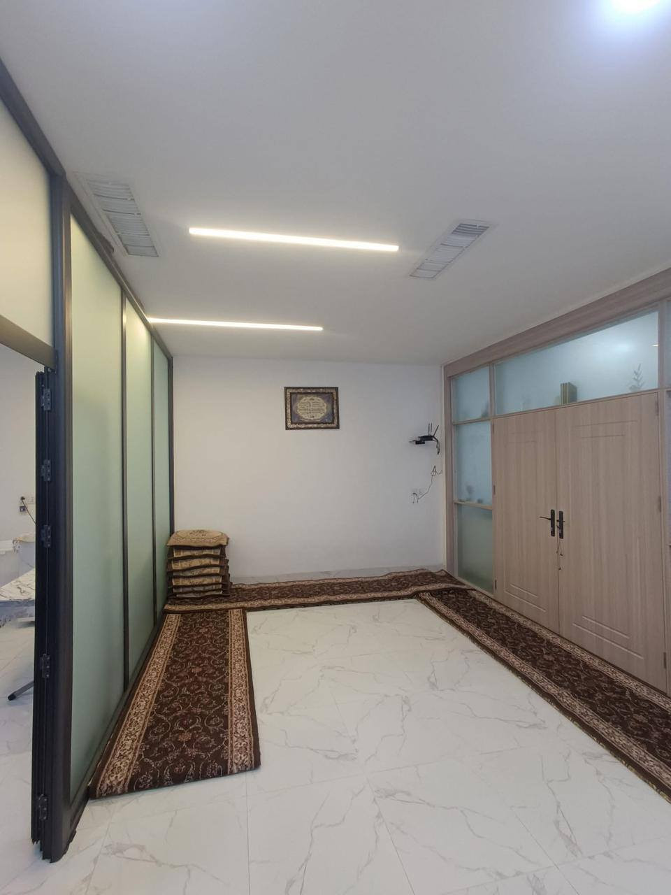 دار للبيع  ١٥٠ متر
دار رقم سكني مو طابو 
          فول كاشي و سقف مغربي 
                نظام تبريد دكت
               بناية حديثة جداً 
                 فرع عريض 
 طابق 1️⃣ 
- استقبال 
-  غرفتين نوم 
-  مطبخ + مطبخ مساعد 
- هول
- صحيات شرقي و غربي
- درج خارجي 

طابق 2️⃣ 
 ـ استقبال
- غرفة نوم
- هول صغير 
- مطبخ 
- صحيات

📍عنوان الدار 🏡
كركوك - حي القادسية الاولى قرب نادي سولاف الرياضي
قرب مدرسة الصباح 
للاستفسار الاتصال على الرقم 
***********
