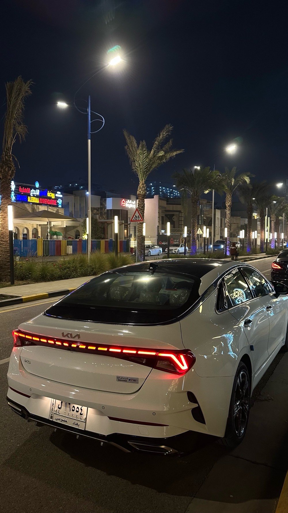 فول مواصفات Ex خليجي كشنات جلد وبنوراما ابواب دشبول مطعم صاج شاشة كبيرة تحكم ستيرن دخول ذكي وترحيب بصمة سايد بريك مكينه دوش 2.0 الفين كشن خزن ميموري كشن كهربائي شاحن لا سلكي ٤ مداخل usb قطعتين تبريد فول فول مواصفات كامرة خلفية بالبك وايضاً عند المشي اوتو هولد للازدحام 