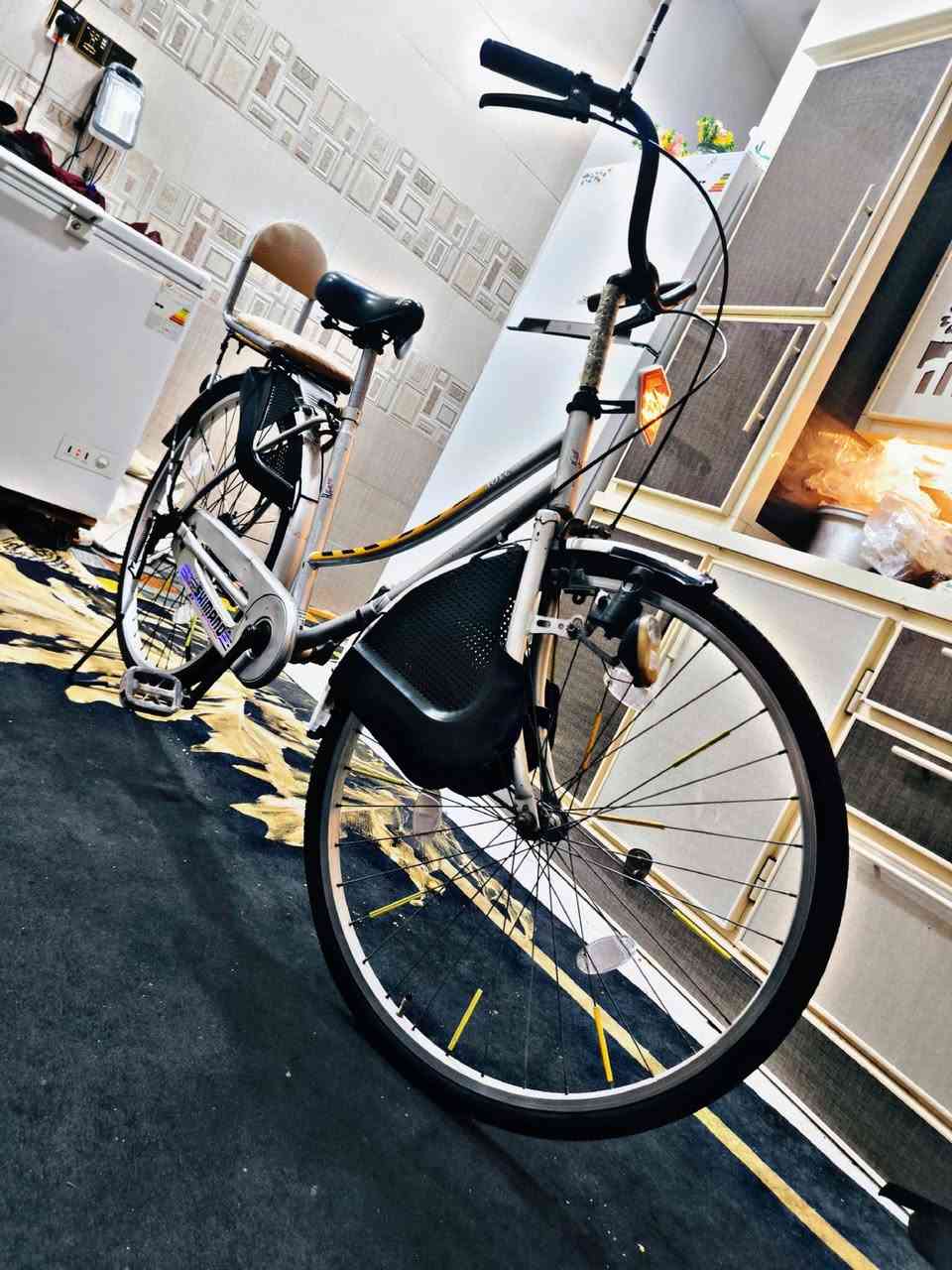 السلام عليكم عندي بايسكل للبيع الون رصاصي البايسكل حلو نضيف حجم 26 مكاني بغداد الشعب / السعر 100 وبي مجال رقمي ***********
