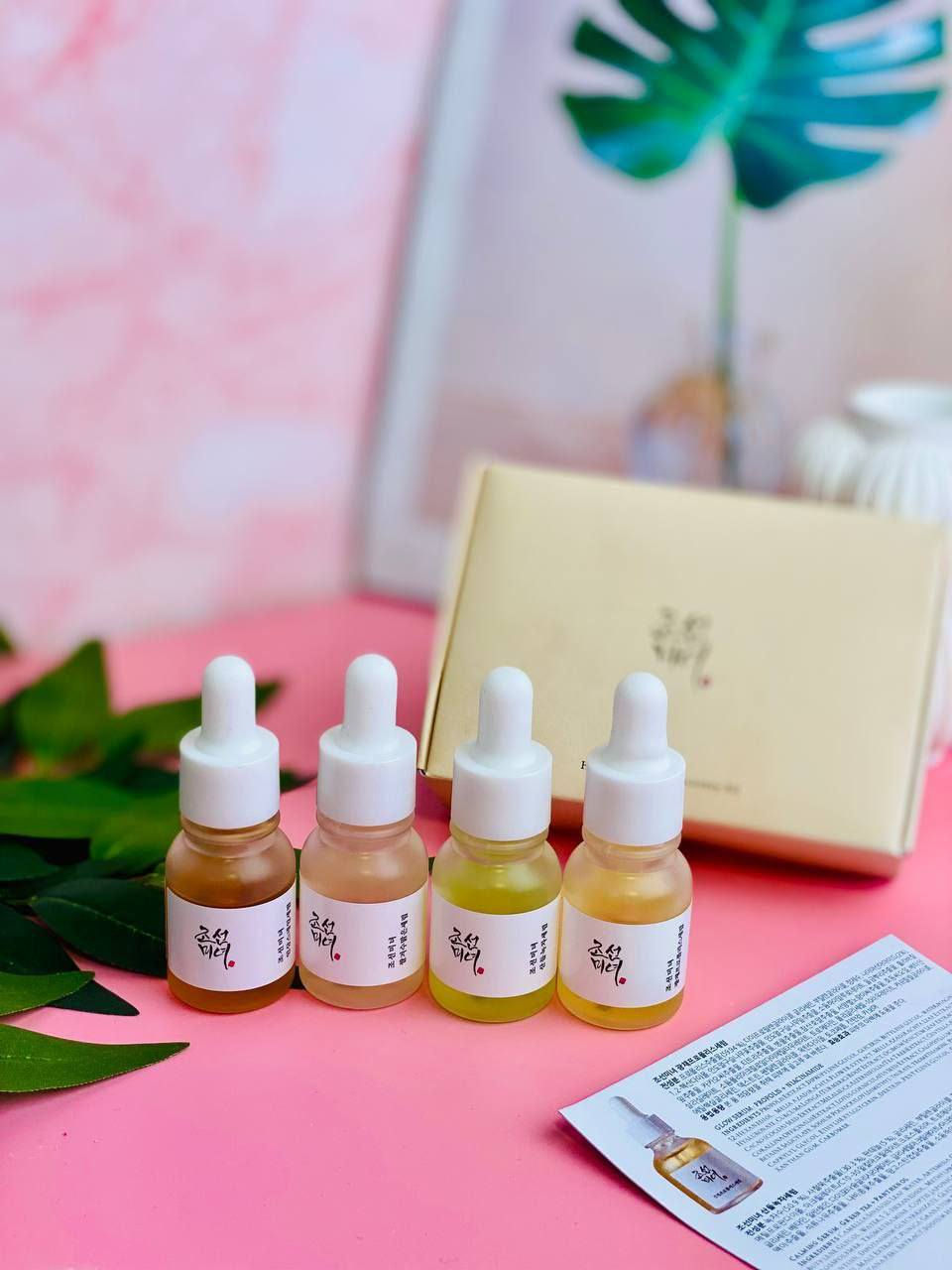 كت كامل كل سيرومات بيوتي اوف جوسون Beauty of Joseon 🇰🇷💯
مجموعة من السيرومات لمختلف مشاكل البشرة  مجموعه في علبه واحده لكل شخص عنده أكثر من مشكله بالبشره او شخص يحب يجرب اكثر من نوع الحل هو استخدام هذا ال kit 
✅يتكون من 👇✨

1-سيروم الاصلاح بلجينسينغ والحلزون
للبشرة التي فقدت حيويتها مضاد للتجاعيد والتصبغات. تم تركيبه للمساعدة في إصلاح الجلد التالف من خلال الجمع بين مكونين فعاله  الحلزون و ماء جذور الجينسنغ 
✅من فوائد السيروم✨
✔️ يرمم البشرة التالفة
✔️خفيف القوام وسهل الامتصاص
✔️يجدد خلايا البشرة ويساعد على ترطيب البشرة
✔️يقلل من ظهور التجاعيد والخطوط الدقيقة
✔️مناسب لجميع أنواع البشرة خصوصا العادية والمختلطة

2-لمشاكل البشرة المتعلقة بحب الشباب والبقع الداكنة.بالبروبوليس + النياسيناميد
✅سيروم بملمس يشبه العسل يعمل كمضاد لحب الشباب ومضاد للالتهاب مكون من مستخلص البروبوليس يساعد على تخفيف مشاكل الجلد، 2% من النياسيناميد يعمل على
موازنة الزيت والرطوبة، و0.5% من البيتين ساليسيلات يساعد على إزالة الدهون في المسام مخصص المحاربة الحبوب بالذات الحمراء يساعد الي دائماً بشرتهم تفرز دهون والي عدهم مسام واسع

3-سيروم كلو ديب يعمل على تفتيح البشرة وتغذيتها تخفيف اثار الحبوب يقوي حاجز البشرة الوقائي ومناسب لكل انواع البشرة
✅سيروم مائي وخفيف الوزن يساعد على معادلة لون البشرة عن طريق مزج 68.6% من ماء نخالة الأرز الغني بالأحماض الأمينية والمعادن ويساعد على إبقاء البشرة الجافة رطبة، و2% من الأربوتين الذي يمنع الإفراط في إنتاج الميلانين ويساعد على منع التصبغ وتفتيح البشرة

4-السيروم المهدئ بخلاصة الشاي الأخضر وبانثينول يساعد على تهدئة البشرة المتهيجة يرطب البشرة الحساسة التالفة بشكل فعال
يشكل حاجز للبشرة لحمايتها من فقدان الرطوبة
✅سيروم قوامه مائي لتحسين البشرة الحساسة والمتهيجة اغلب مكوناته مهدئة مثل الشاي الأخضر, السنتيللا والبانثينول الذي يشكل طبقة رطوبة على سطح الجلد لحمايته من الأشعة فوق البنفسجية والمحفزات الخارجية
#الاصلي المنشأ كوريا 🇰🇷💯
🚘يوجد خدمة توصيل لجميع محافظات العراق  🚘


**إذا كنت صاحب هذا الإعلان وتريد حذفه لأي سبب، رجاءا أرسل رسالة إلى الدعم الفني**