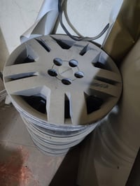 تخم ويل سيارة وياه الكب مالته   الحجم 16  الويل نظيف ومابيه اي عواج او...