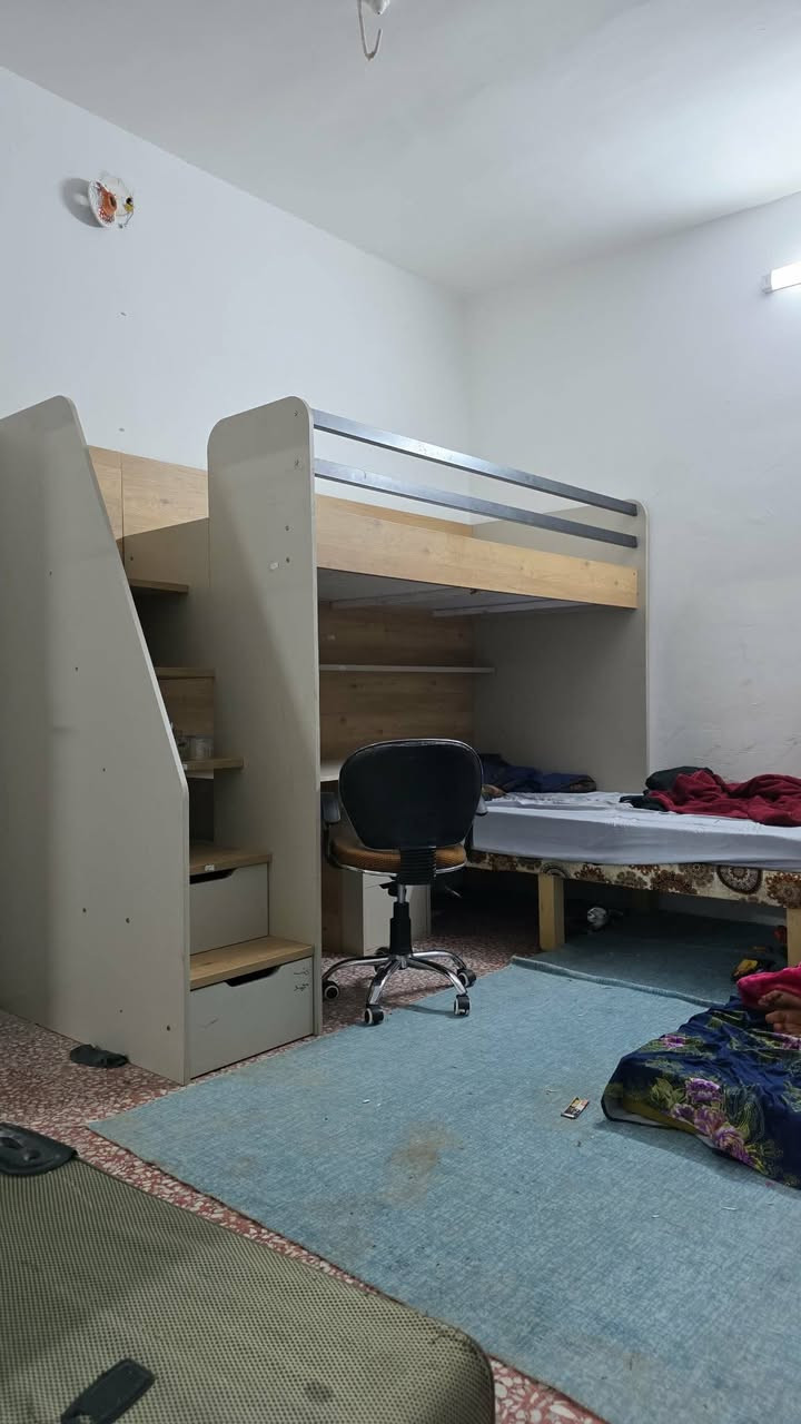 چرابي طابقين + ميز مكتبي وجرارات (HDF) مع كرسي دوار السعر( 300) وبي مجال بيع مستعجل العنوان ام الخيل( ***********)
