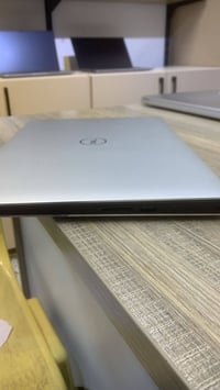 يأتي المعالج بستة انوية واثنى عشر نواة منطقية وذاكرة كاش 9 ميكا الذاكر...