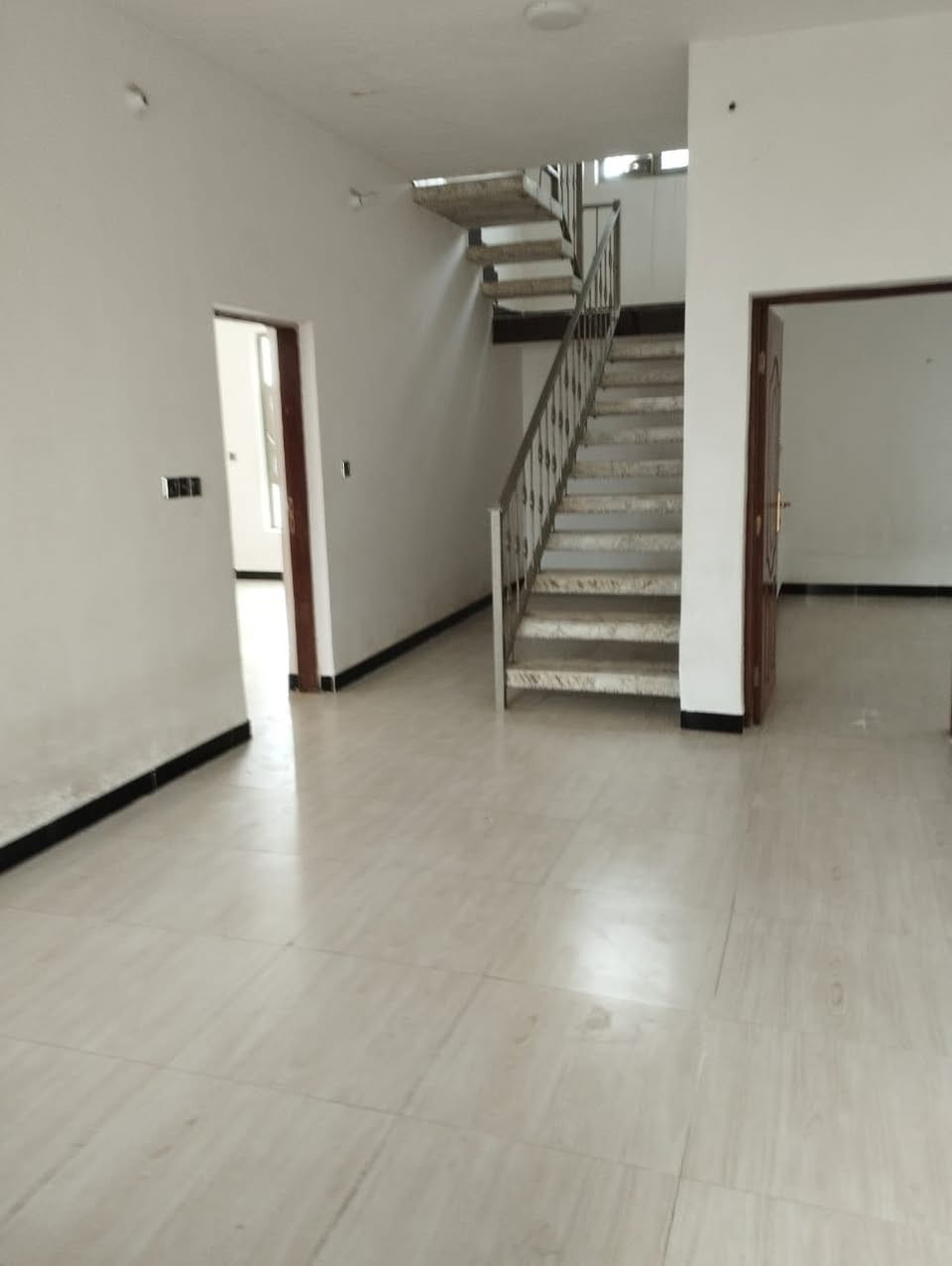 دار للبيع المساحه ٢٠٠م الواجهة ١٢/ونص النزال١٦م السعر ٧٨ وبي مجال للشراي العنوان الأمين الاولى خلف محطة وقود الشموس شارع سيراميك العيساوي كافة الخدمات ماء كهرباء مولده مجاري تبليط تلفون***********
