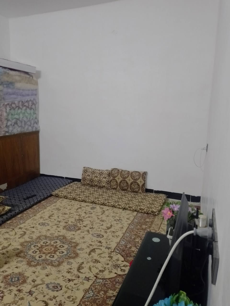 السلام عليكم الدار للبيع قرب جامع النجماوي قرفتين وهول واستقبال ومشتملات البيت كامل المساحة 120متر بي وصل بلديه السعر 50 بي مجال للاستفسار ***********
