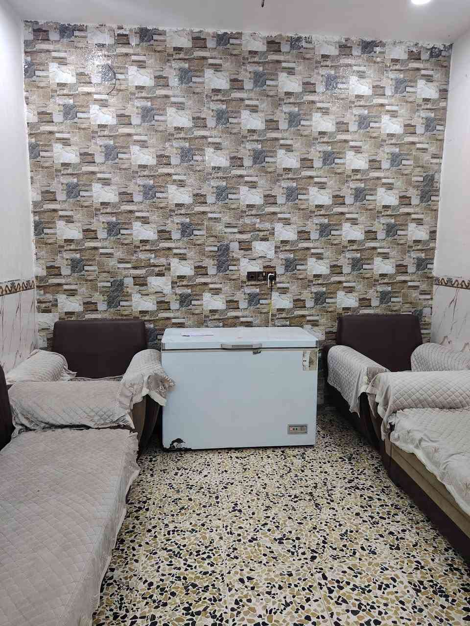 دار للبیع في حي الحكيم نزلة افران المهدي قرب جامع الرحمن الواجهه ٧ م والنزال ١٦ متر يحتوي على غرفه واستقبال وهول وصحيات ومناور عدد٢ وصحيات البناء طابوق درجه اولى للاستفسار الاتصال على الرقم ***********
