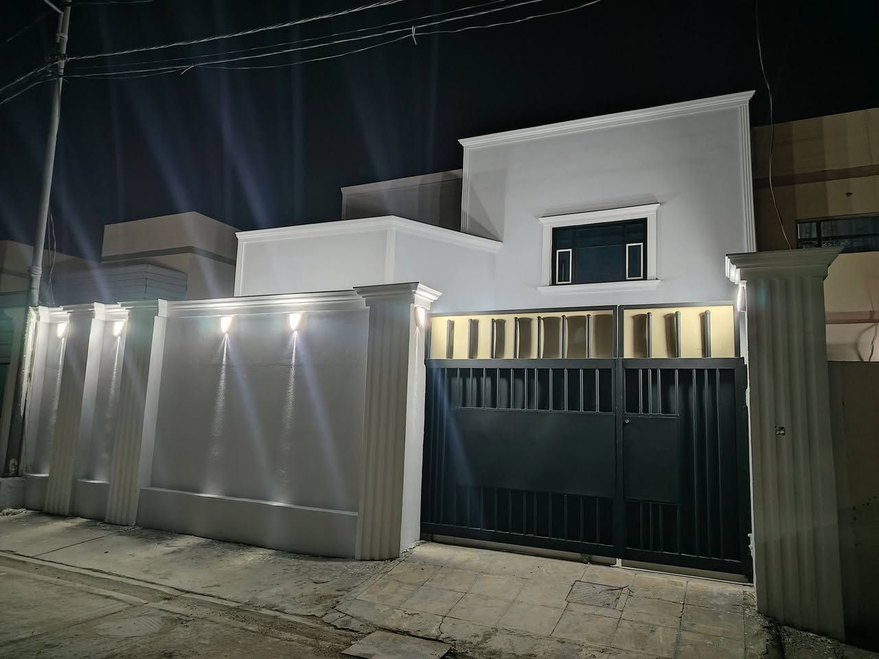 بيت للبيع 200 متر في قرية الغدير 1 غرف عدد 5 استقبال +صالة + سقوف ثانوية مع جبس. ابوب قاصة. واجهة فوم. كراج كاشي. سياج عالي. درج مرمر مع محجر المنيوم مكتب سيد حسين زيني مقابل مول بازار سنتر  واتساب ***********
