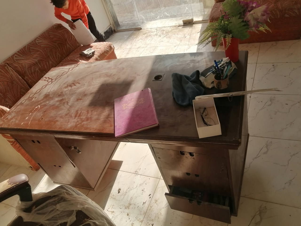 ميز وكرسي مكتب للبيع حلوات ومرتبات الكرسي دوار يرتفع ويتنزل والميز مع مجرات والاقفال ونظيفات كلش السعر 135،، الف مكاني سوق الشيوخ للاستفسار ***********
