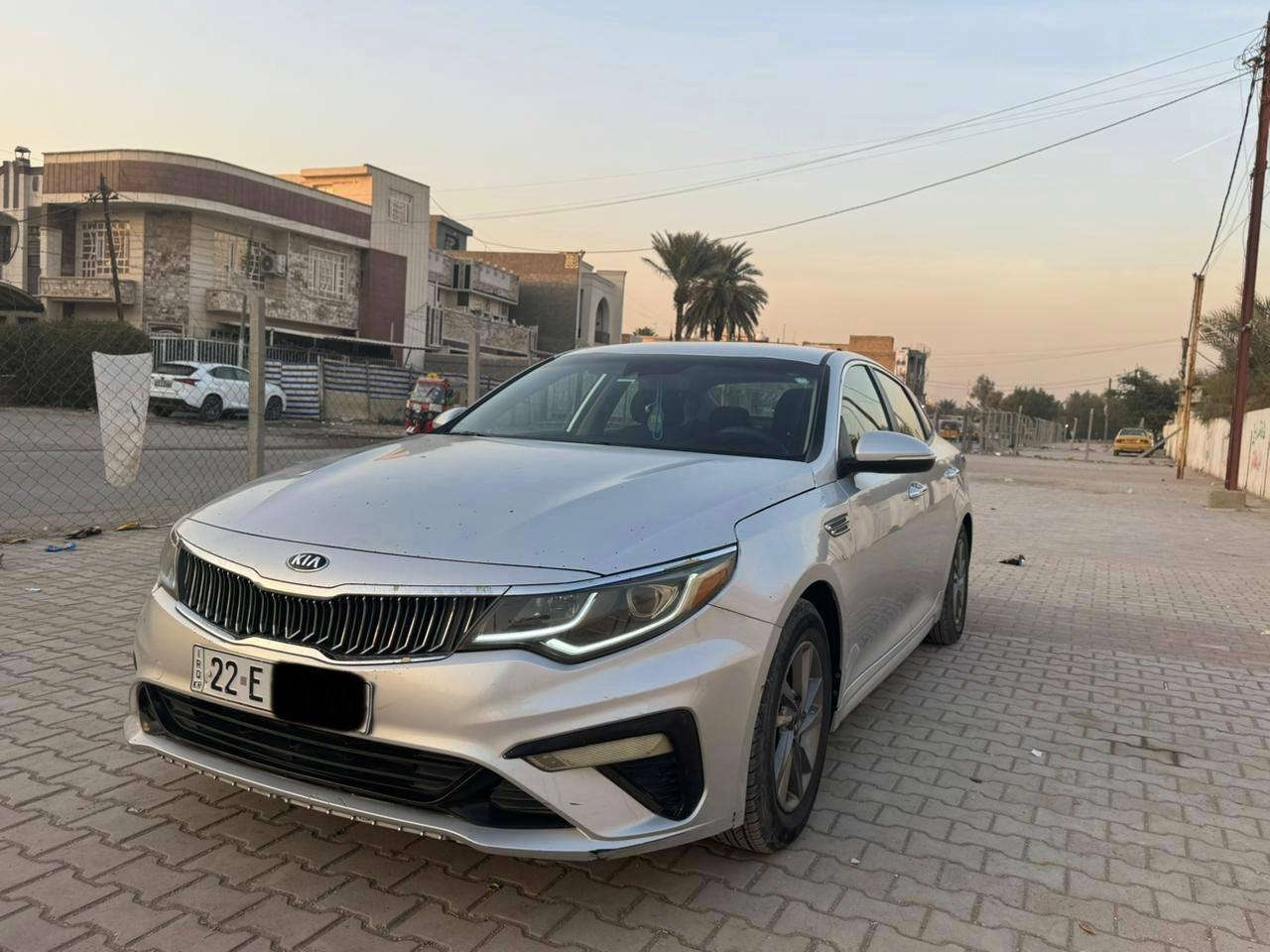 للبيع كيا اوبتما :-
1. الموديل 2020 وارد امركي حادث السيارة بنيد ودعامية فقد بدون بدنة 
2. اللون سلفر 
3. رقم اربيل بأسمي سنوية وهزة قبل شهرين 
4. تبديل دعامية نفس اللون
5.  تبديل وصبغ البنيد فقط
6. محرك 2400 جي دي اي
7. ماشية 81 الف ميل 
8. رادار تحديد مسار
9. تخم تاير جديد تايلندي
بيها شخط بلجاملغ الي خلف السايق وبيها طخة بسيطة عكس السايق ممصلح باقي التفاصيل واضحة بالسونار وصور الحادث 
السعر 135$ وبيهة مجال بسيط للاستفسار اتصل واتساب 
مكان السيارة بغداد الجديدة
0770 254 9778
