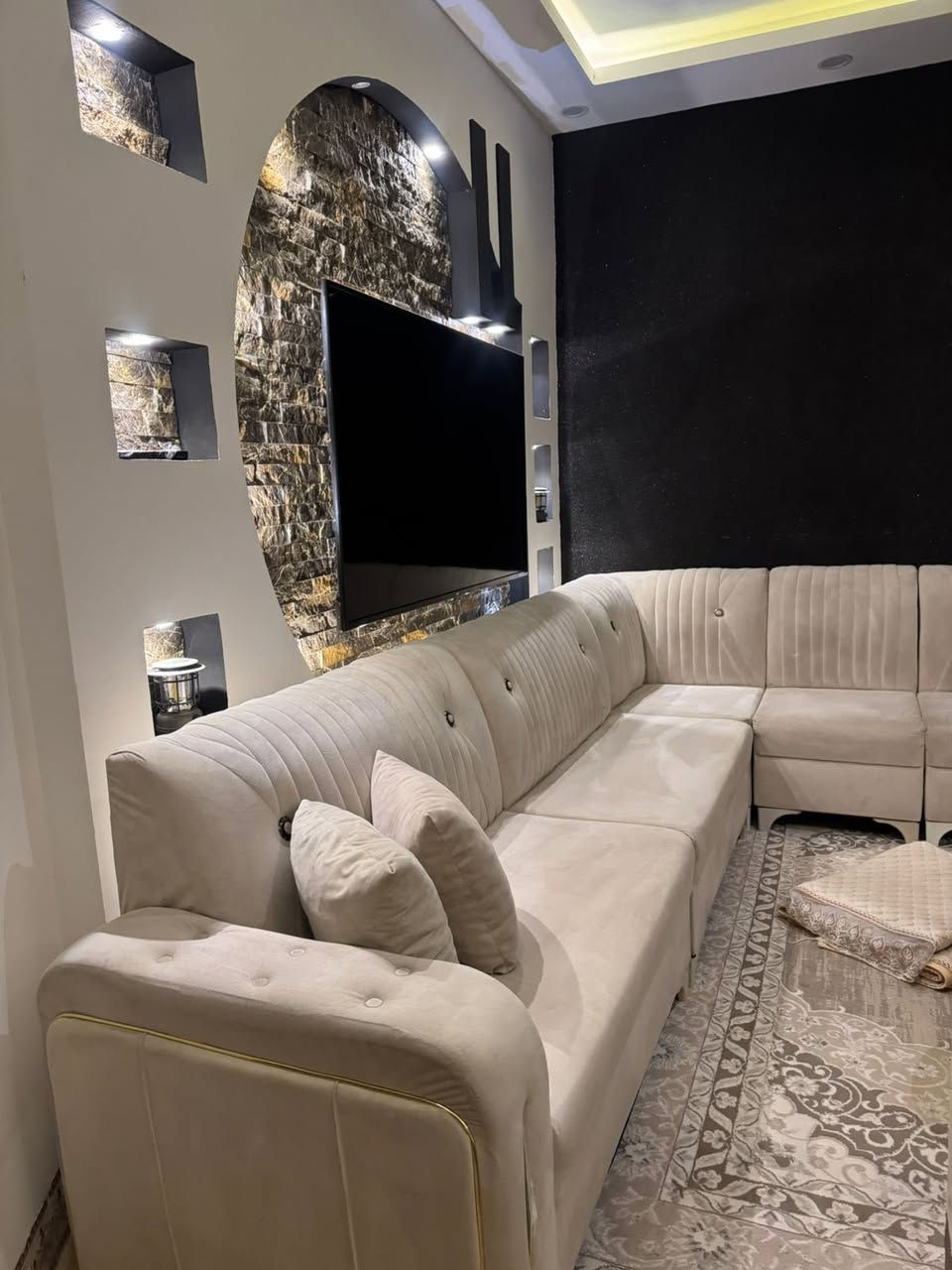 السلام عليكم
ديوان للبيع نظيف مابي اي عيب 8 امتار مستعجل بيع ويا كوشات وطبلات كامل شراي خابر رقم *********** او تعال خاص عنوان كركوك📍
