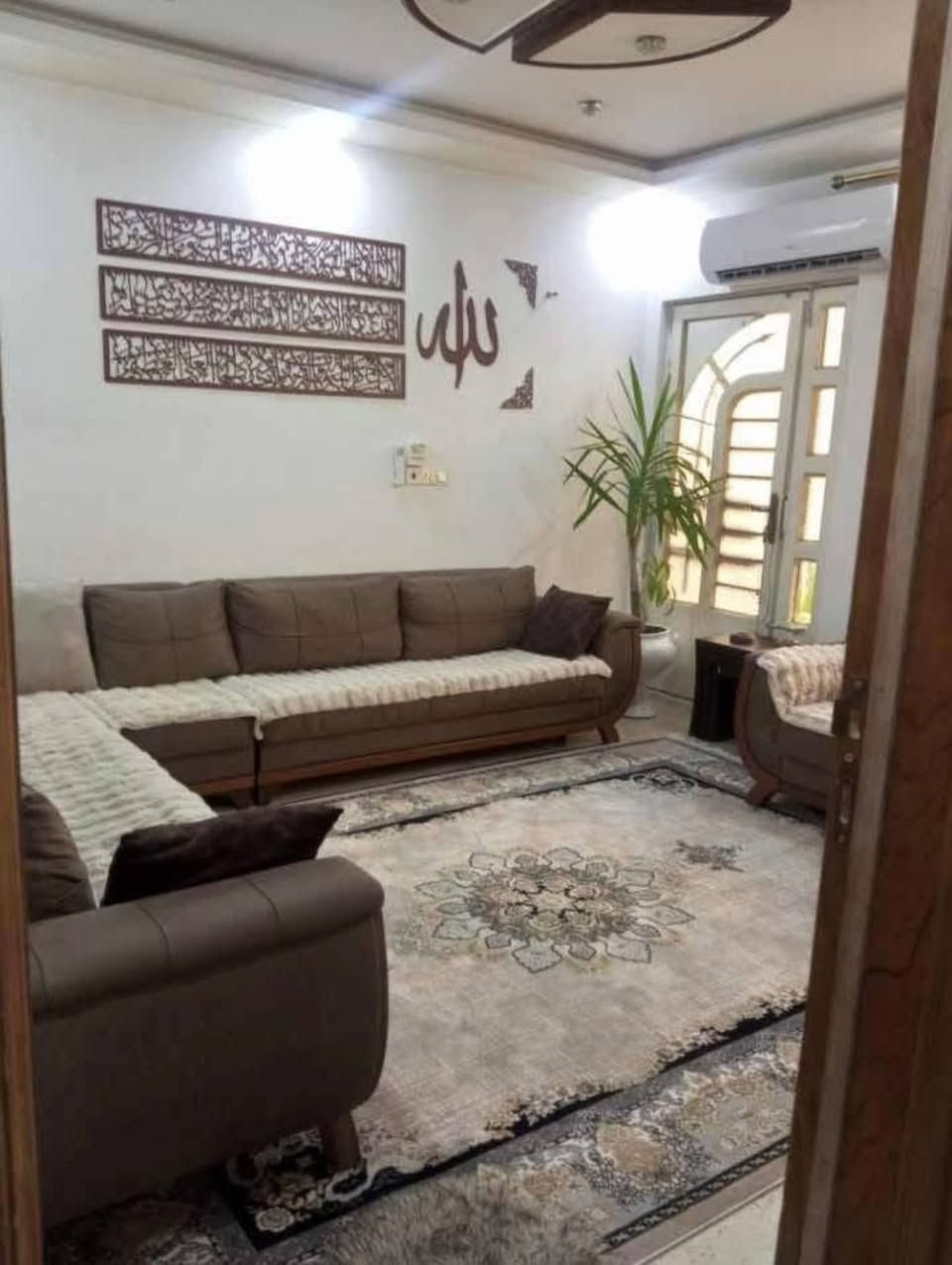 بيت طابقين للبيع في حي الملايين خلف الگمرگ الجنس بستان ملك صرف وصل بلدية بأسمي
المساحة 100 متر واجهة 6
الطابق الاول 
استقبال وهول ومطبخ وصحيات ومناور عدد 2
الطابق الثاني
غرفتين نوم وصحيات وبيتونة و كراج سيارة
ارضيات مرمر من المدخل الى البيتونة
السعر 105 وبي مجال
للاستفسار التواصل على خاص
او مراسلة الرقم واتساب ***********
