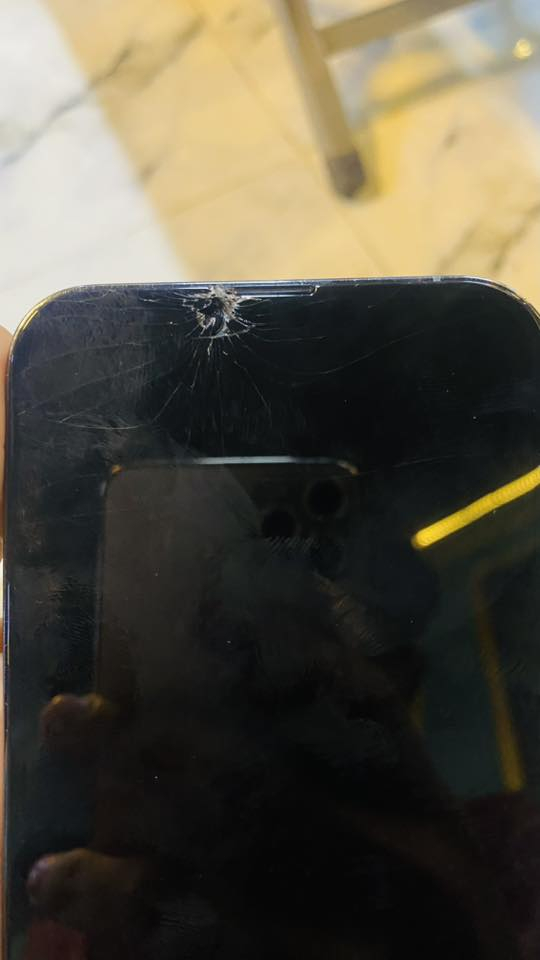 السلام عليكم قفل 350 بدون معامله تخبرني دكلي هسه جايك المواصفات هسه اذكرها حبه حبه 
13برو ماكس بحري 
الضهر نكسر وشلته بحيث تشتري ضهر تركب سعر الضهر ب 10بلجامعه 
مبدل بطاريه اصليه 93نسبه 
مبدل شاشه اصليه بيها فطر من فوك الضربه موضحه بلصور 
فيس ايدي شغال 
لون بحري 
كامرات فول 
شحن قطاره 
ذاكره128
تك سيم 
للاستفسار الاتصال *********** 
مكاني حي الشيماء
