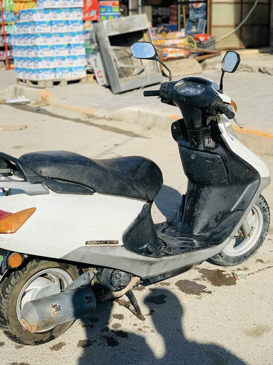 السلام عليكم دراجه سبيسي 100 
مكينه مكفوله 
بيه دبلات اماميه فقط 
الشراي يتصل ***********
مكاني الشعب
