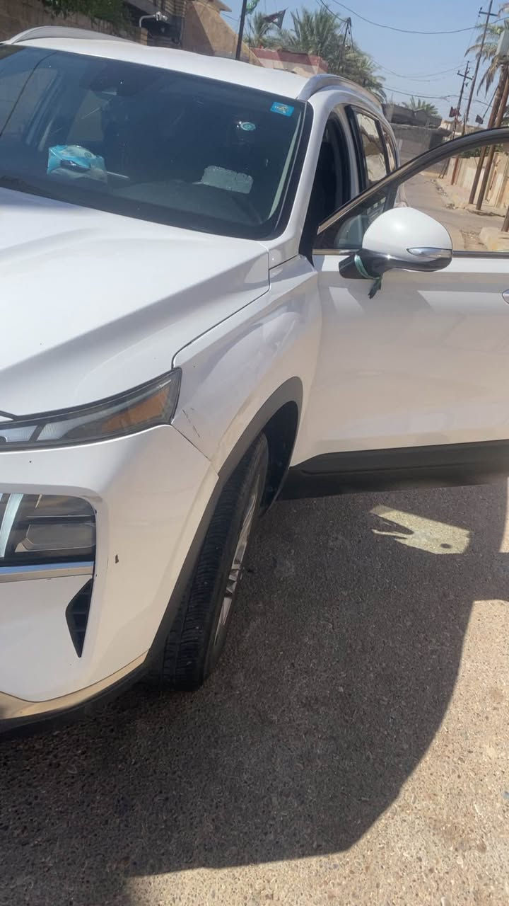 سنتافي fe موديل 202٣ 
رقم بغداد
السيارة جديدة جداً استخدام قليل
اللون ابيض مميز
فول عدا البانوراما
ضرر بسيط جدا  موضح بالصور و صور الحادث مرفقة
ايرباكات دركة فقط 
السياره على وضع الشركه بدون اي نقص اني مستوردها من امريكا وبأسمي
مكينه 2500 تنفس طبيعي

موصفات السيارة
مفتاح ذكي بصمة + تشغيل عن بعد + بصمة ابواب +  انارة ترحيب
كامرة دوارة 
داخل السياره كاربون فايبر 
مرايا معتم عاكسة للضوء
كير دكم
شفتات قيادة بالستيرن sport
تحديد مسار  
رادارات جانبية + امامية + خلفية
تحديد مسار 
توقف ذاتي  auto stop
اوتو هولد Auto hold
تحديد المسار
تثبيت السرعة Cruise وميزة التباعد عن المركبات
نقطة عمياء
تبريد قطعتين 
بلاجكتور
قياده ذاتية
تحكمات ستيرن 
كرسي السائق كهرباء
تدفئة بالكراسي الامامية 
اضاءة داخلية LED 
شاحن جوال لاسلكي wireless
ماوس ثانوي لأوضاع القيادة / Drive Mode 
‏Comfort - Smart - Sport 
نظام مانع الانزلاق
نظام نزول المنحدرات.
نظام اطفاء المحرك (A) ذاتيا في الازدحامات لتوفير الوقود
شاشة وسطية تدعم Apple Car play و Android Auto مع دعم الملاحة بالخرائط GPS وبوصلة للاتجاهات وبلوتوث مدمج والأوامر الصوتية
مخارج شحن USB وتشغيل الميديا
منفذ طاقة خلفي 12فولت
حساسات ضغط الاطارات 
لايت زينون رباعي العدسات بتقنية High Beam الانارة الذكية + LED نهاري 
بك لايت LED مدعوم بتقنية ضد الضباب لاوضح رؤية للمركبة
قفل الابواب والنوافذ الخلفية / خاصية عدم العبث للاطفال
قبضات أبواب مع خاصية الانارة ليلا
هاند بريك بصمة
Bluetooth
ملحقات:
ارضيات سنتافي اصلي
فرشة صندوك سنتافي اصلي
سبير
كتلوكات
عدةكامله
حجر البيئه بلادي 
السياره مابيها نقص برغي جاهزة
السعر ٢١٥ ورقة
مكان السيارة بغداد الجديدة و ديالى بني سعد
 واتساب *********** بغداد, العراق
