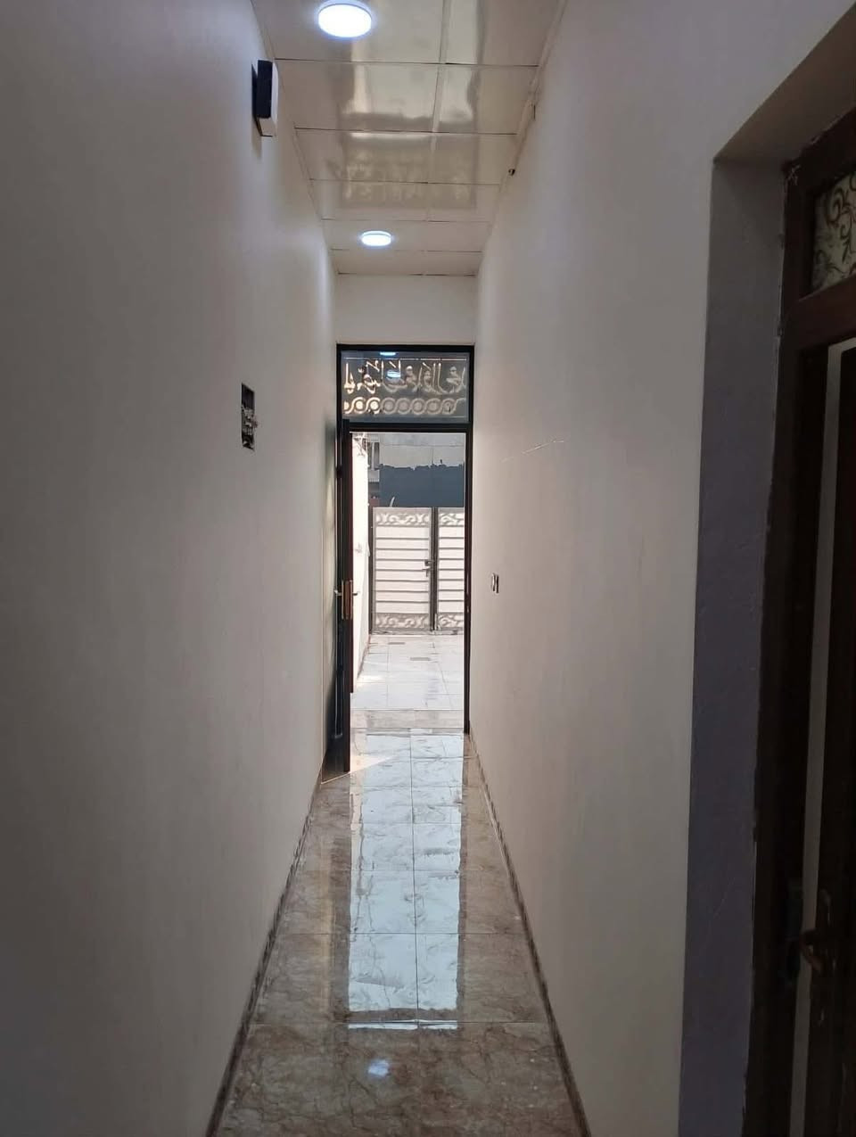 بيت ١٠٠ متر للايجار  غرفه مطبخ استقبال صحيات
يقع فـჂ̤ منطقة شركه طارق شارع ٢٠ قرب المستوصف
ايجارة ٢٥٠ الف شامل اجور الماء والكهرباء 

***********
