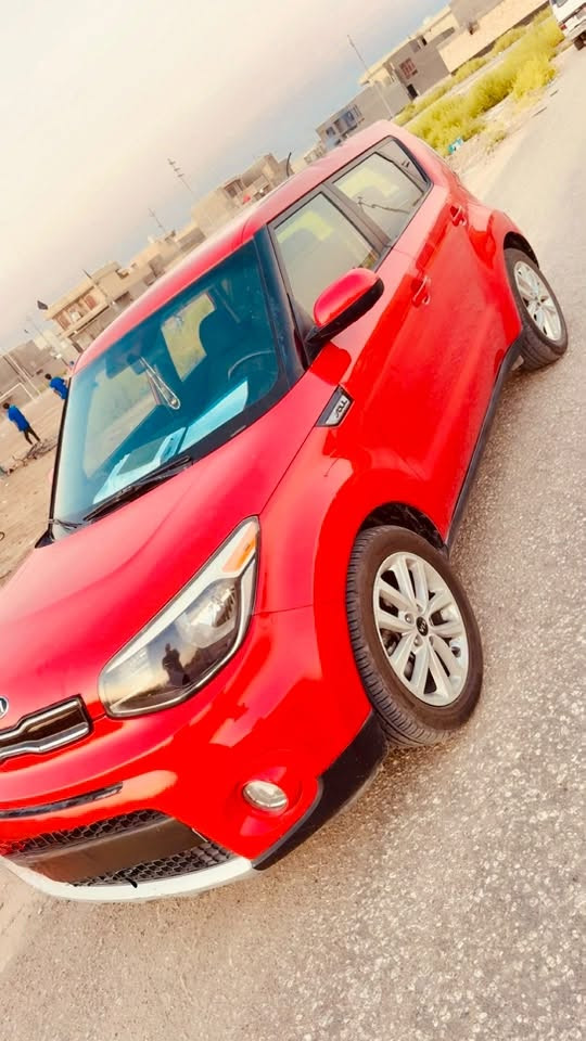 السلام عليكم كيا صول موديل 17 مكينه 2000 سياره جاهزه من كلشي ماشيه 80وبيها سونار المندلاوي وسونار ثاني رقم بغداد باسمي رقم انكليزي جديد هزه جديده تحويل ثاني يوم تخم تاير حداديه تبريد ثلج معروضه 110 وبيها مجال لاستفسار ***********
