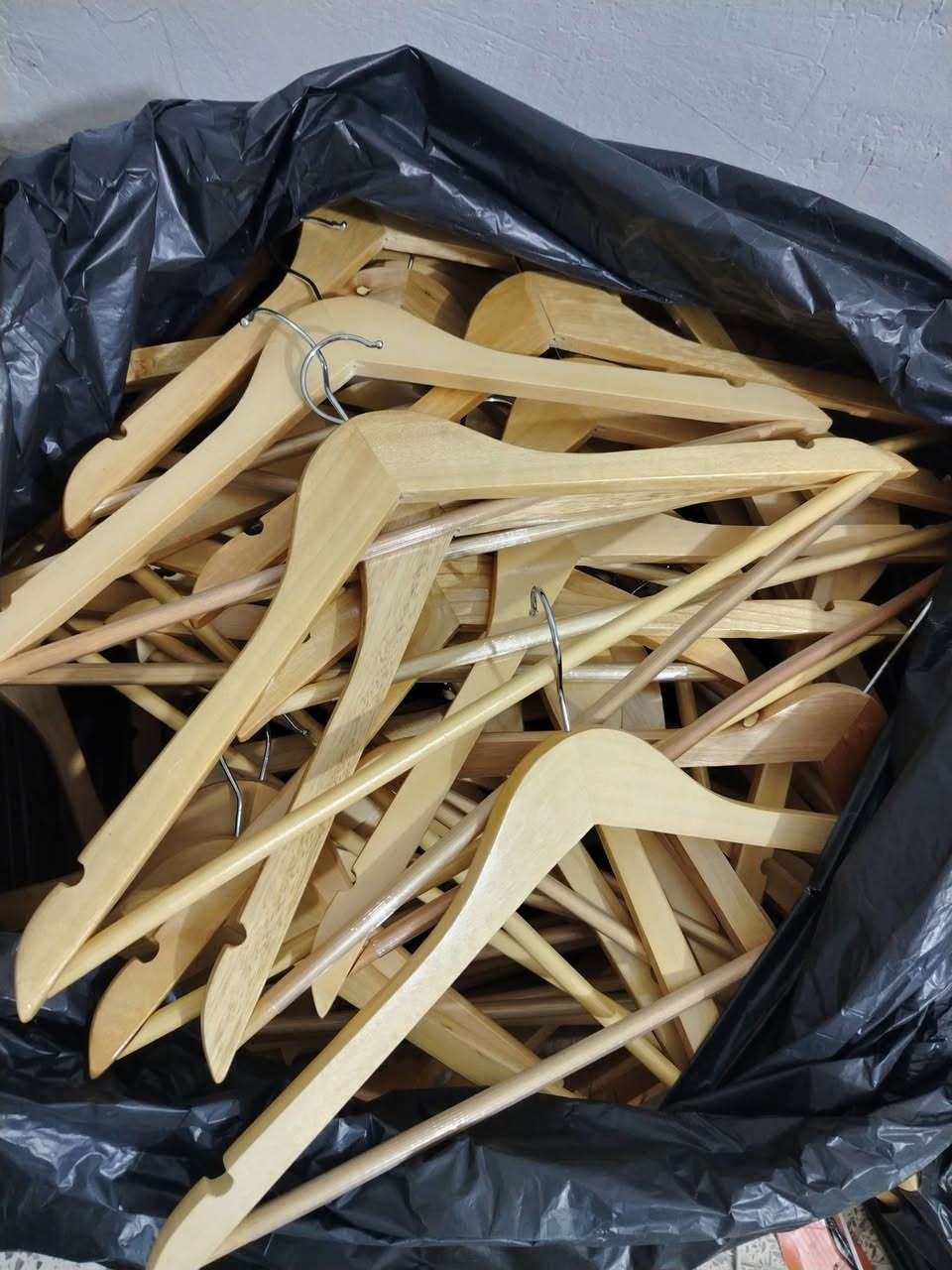 للبيع ستان ملابس وسطي كلش حلو ومرتب وعطور كويتية العدد20 وتعلاكات خشب العدد180 نظافة 90% استخدام قليل 
البصرة_الزبير_ ***********
