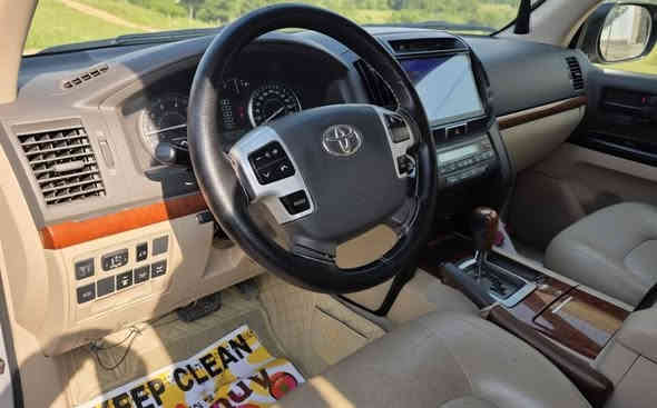 لاندكروز 2012 بريم مكفولة من الصبغ رقم اربيل بأسمي محرك ٦ سعرها ٣٦٥ وبيها مجال بسيط حك الجية مكانها ديوانية للأستفسار الاتصال على الرقم 
*********** ديوانية
