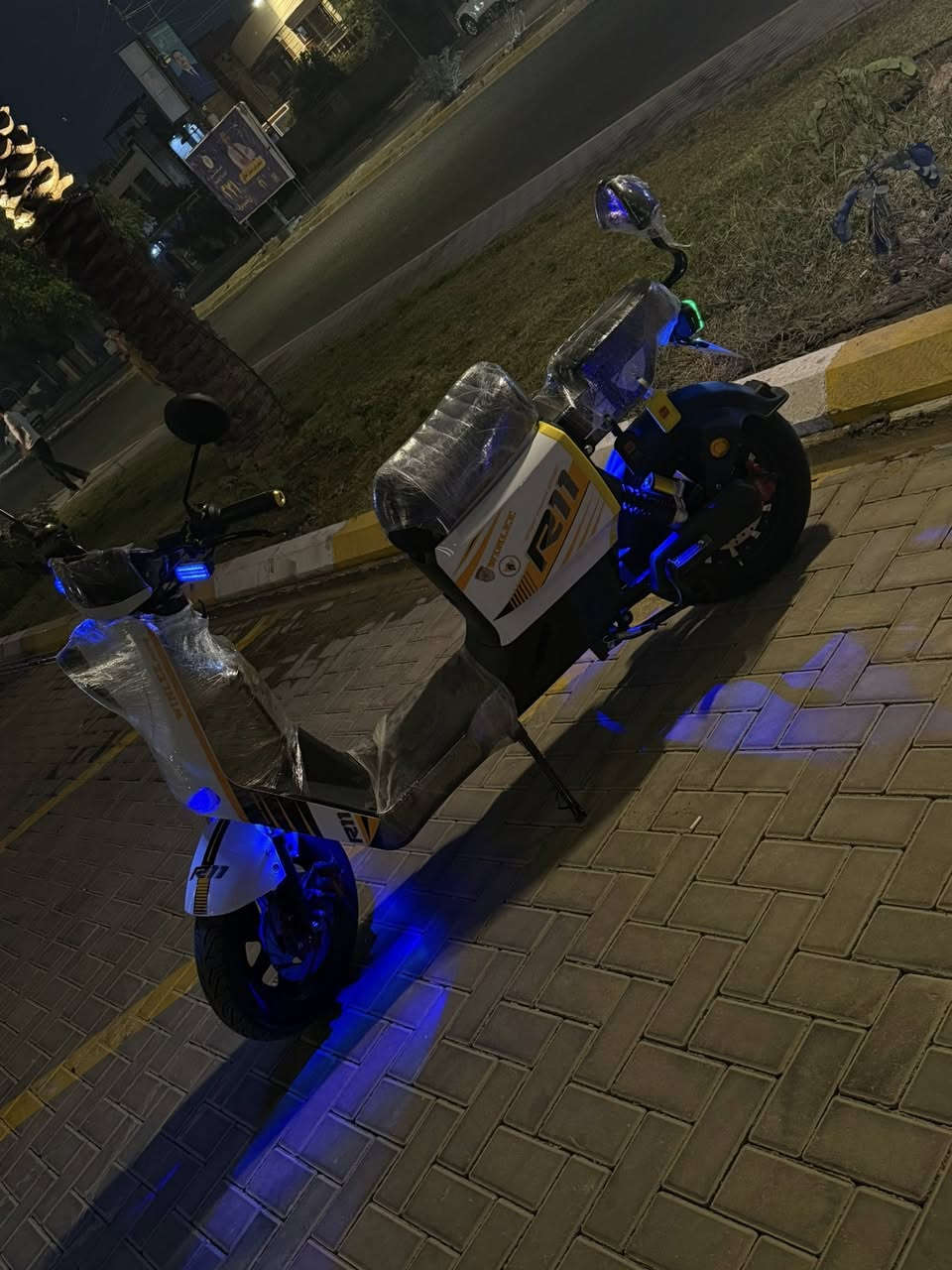 السلام عليكم دراجه شحن للبيع نوعR11 موديل  2025 فول موصفات بطاريات نضيفه دراجه نضيفه صارلي أسبوعين من مآخذها السعر 650  او بيه مجال رقم الهاتف ***********  عنوان بغداد
