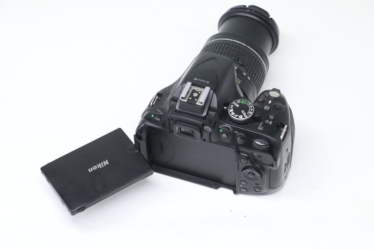 كأمره نيكون    (💣 ✨5200D 📸💣) نضافه 90/100 كامل ملحقات
شاشه قلابه 360 درجه📸
1- رام 32✅
2- حقيبه✅
3- حزام كتف✅
4- شاحنه اصليه ✅
5 بطاريه اصليه ✅ 
6- كيبل نقل صور ✅
يوجد توصيل كل العراق 🚚 السعر (⬅️265 الف➡️) 
 ***********
