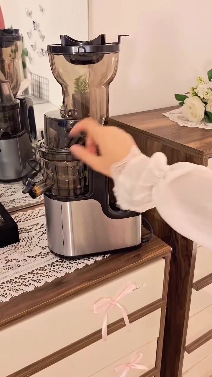 🥤 معصارة فواكه وخضروات بطيئة Silver Love HG-J002 🍎🥕

استمتع بعصائر طبيعية وصحية يومياً مع معصارة بقوة 1000 واط ونظام عصر بطيء يحافظ على الفيتامينات والطعم الطبيعي 🍊✨

✅ فوهة واسعة 130 ملم تدخل الفواكه كاملة تقريباً
✅ عصر بطيء 80–100 دورة بالدقيقة لتقليل الأكسدة
✅ مناسبة للفواكه والخضروات القاسية والطازجة
✅ فلتر ستانلس ستيل لعصير نقي وقليل الرواسب
✅ زر عكس لمعالجة الانسداد بسهولة
✅ تصميم أنيق وثابت مع قاعدة مانعة للانزلاق

🍏 مناسبة لعصر:
البرتقال، التفاح، الرمان، العنب، الجزر، الشمندر، الكرفس والخيار وغيرها.

📦 محتويات كاملة مع:
كوب عصير، كوب لب، فرشاة تنظيف، عصا دفع وملحقات متكاملة.

⚡ القدرة: 1000 واط
⚡ الكهرباء: 220–240V

#معصارة_فواكه
#عصارة
#عصائر_طبيعية
#عصائر_صحية
#SilverLove
#أجهزة_مطبخ
#مطبخ
#عصير_طازج
#HealthyJuice
#Juicer
#عصارة_بطيئة
#أجهزة_منزلية
#رمان
#برتقال
#تفاح
#الجزر
#تسوق
#عروض


**إذا كنت صاحب هذا الإعلان وتريد حذفه لأي سبب، رجاءا أرسل رسالة إلى الدعم الفني**